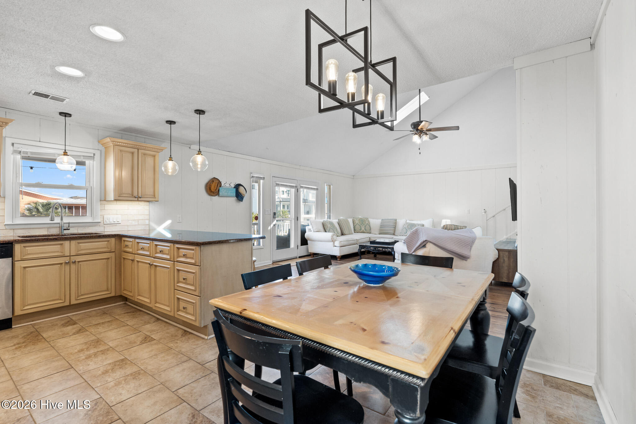 100564426 | Photo 14