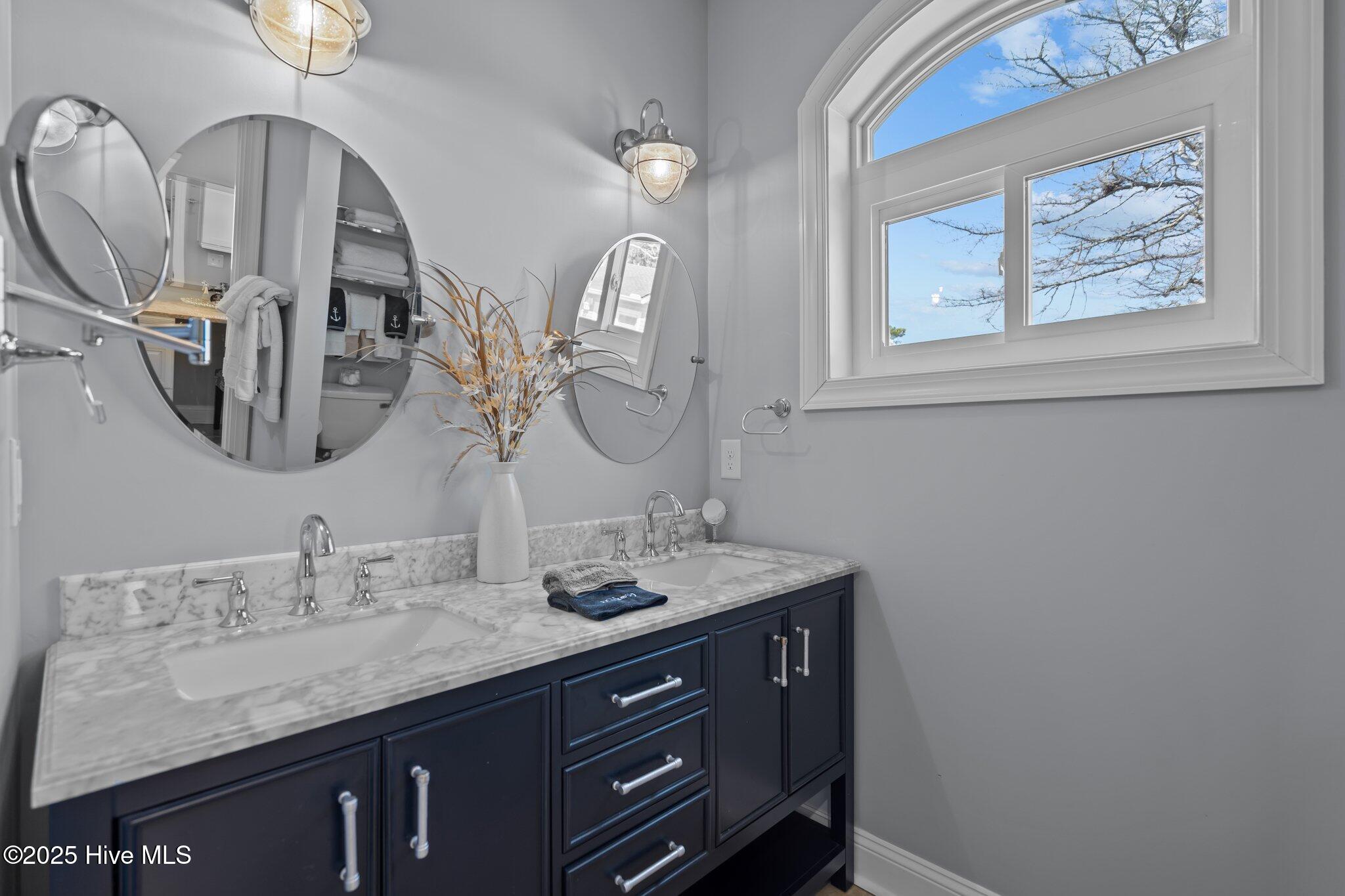 100532890 | Photo 40