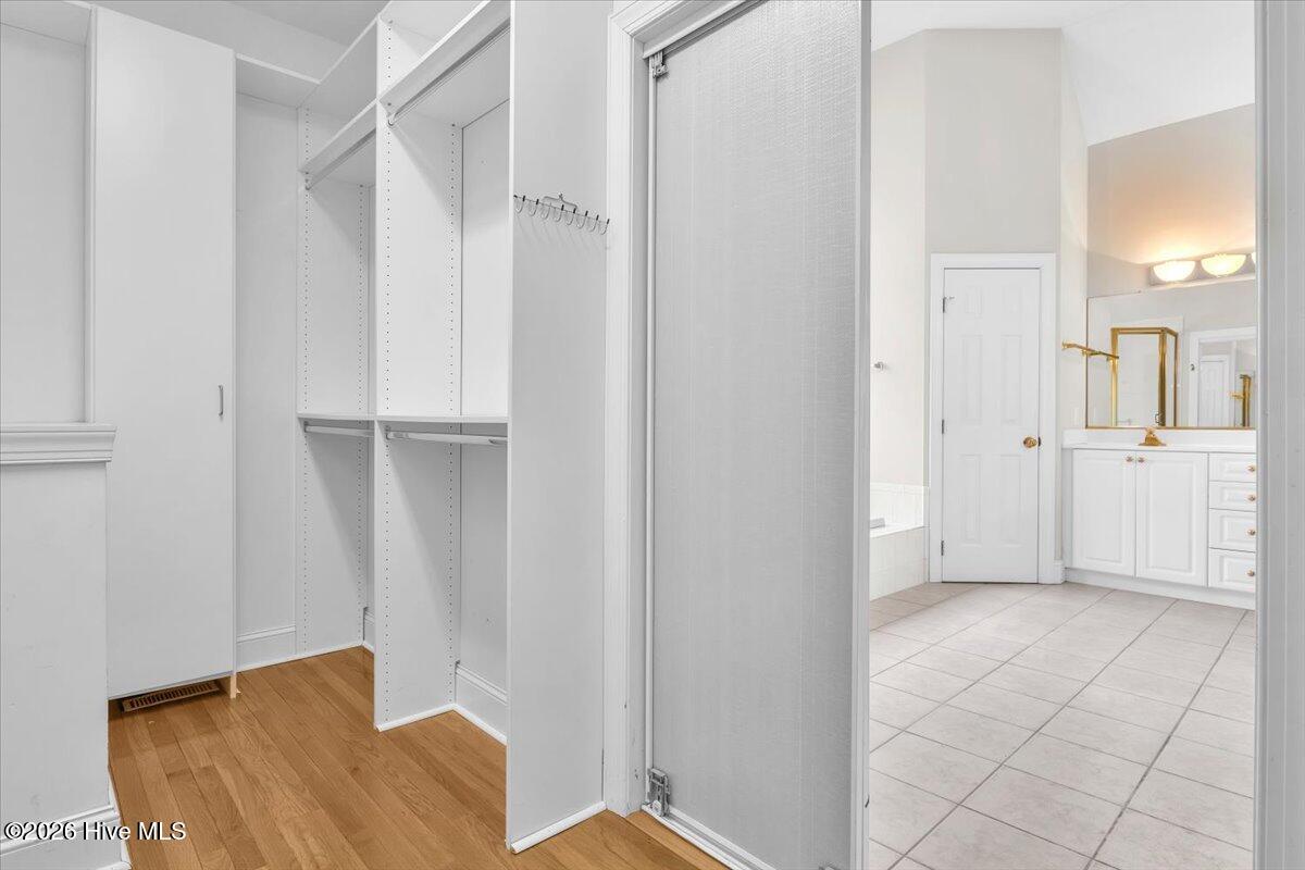 100564445 | Photo 27