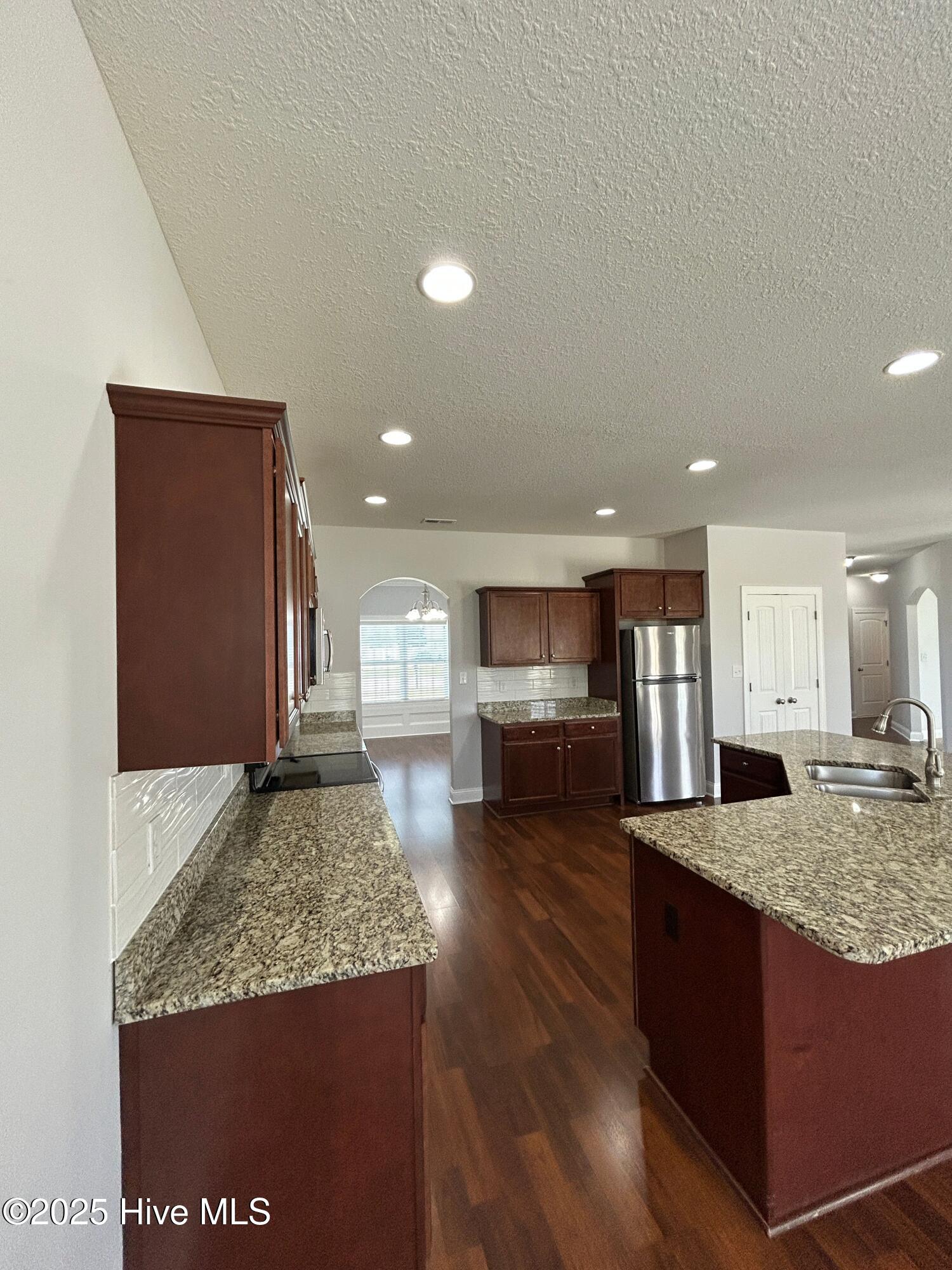 100528484 | Photo 12