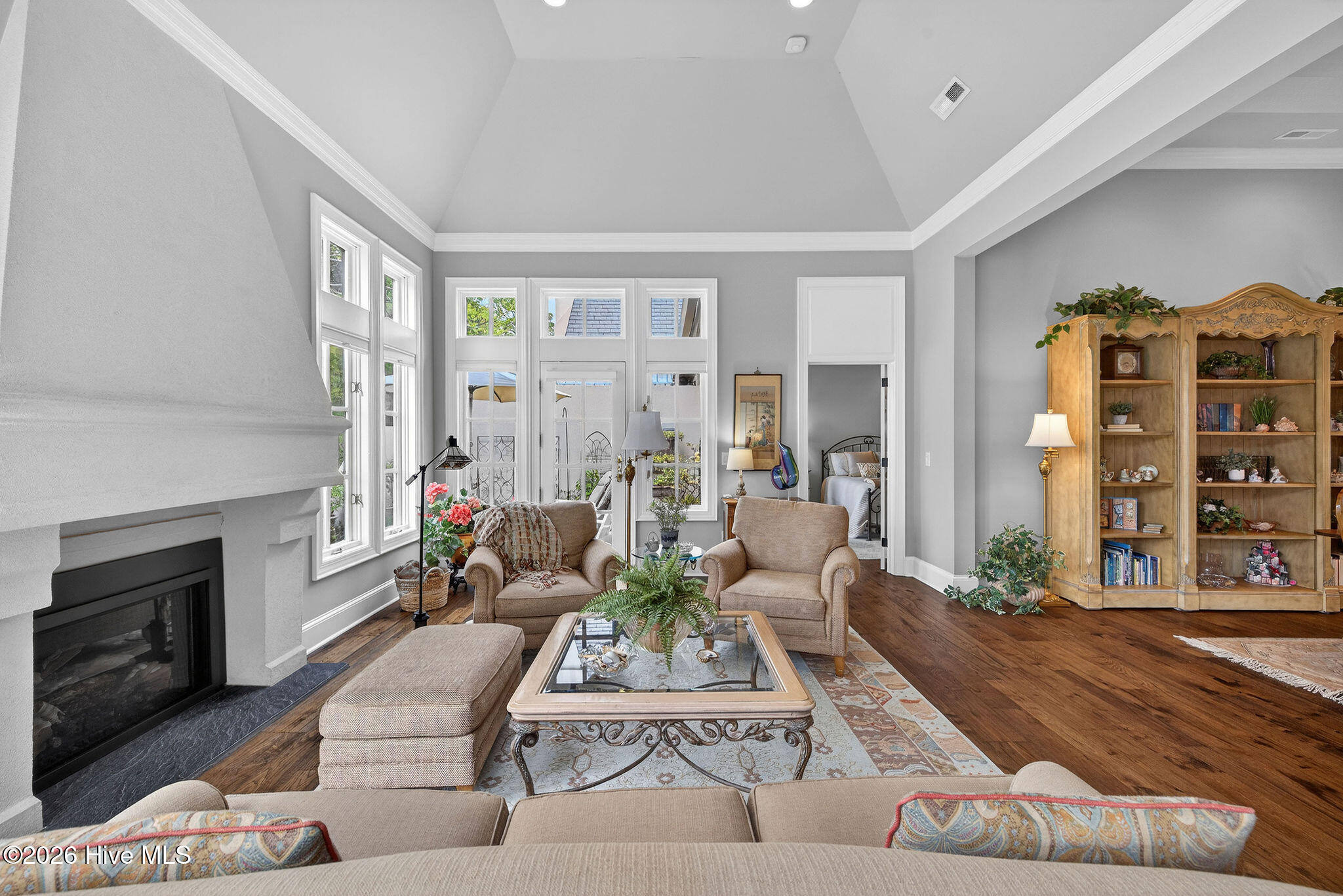 100565960 | Photo 37