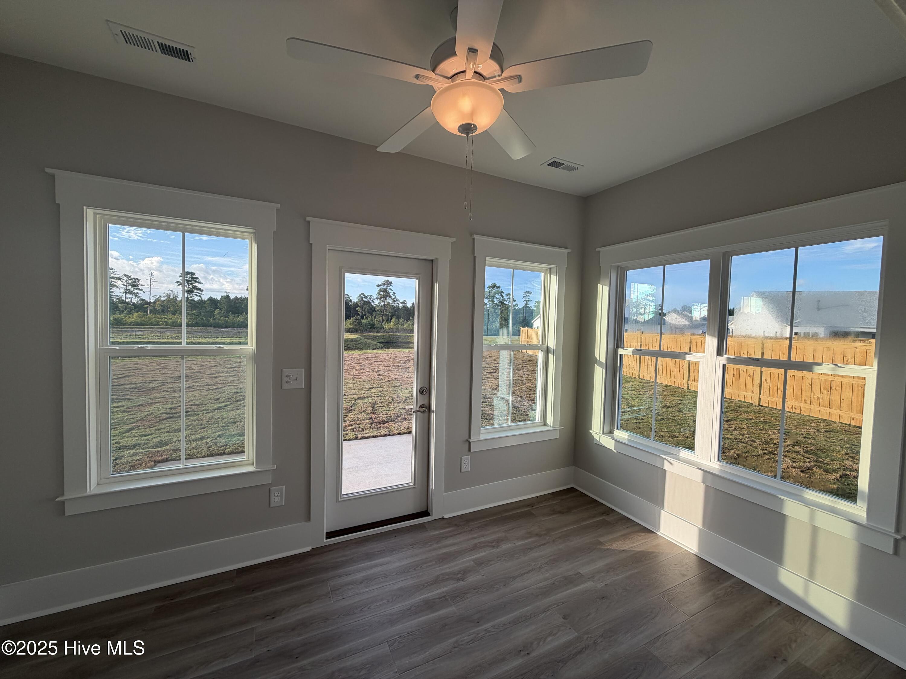 100493805 | Photo 15