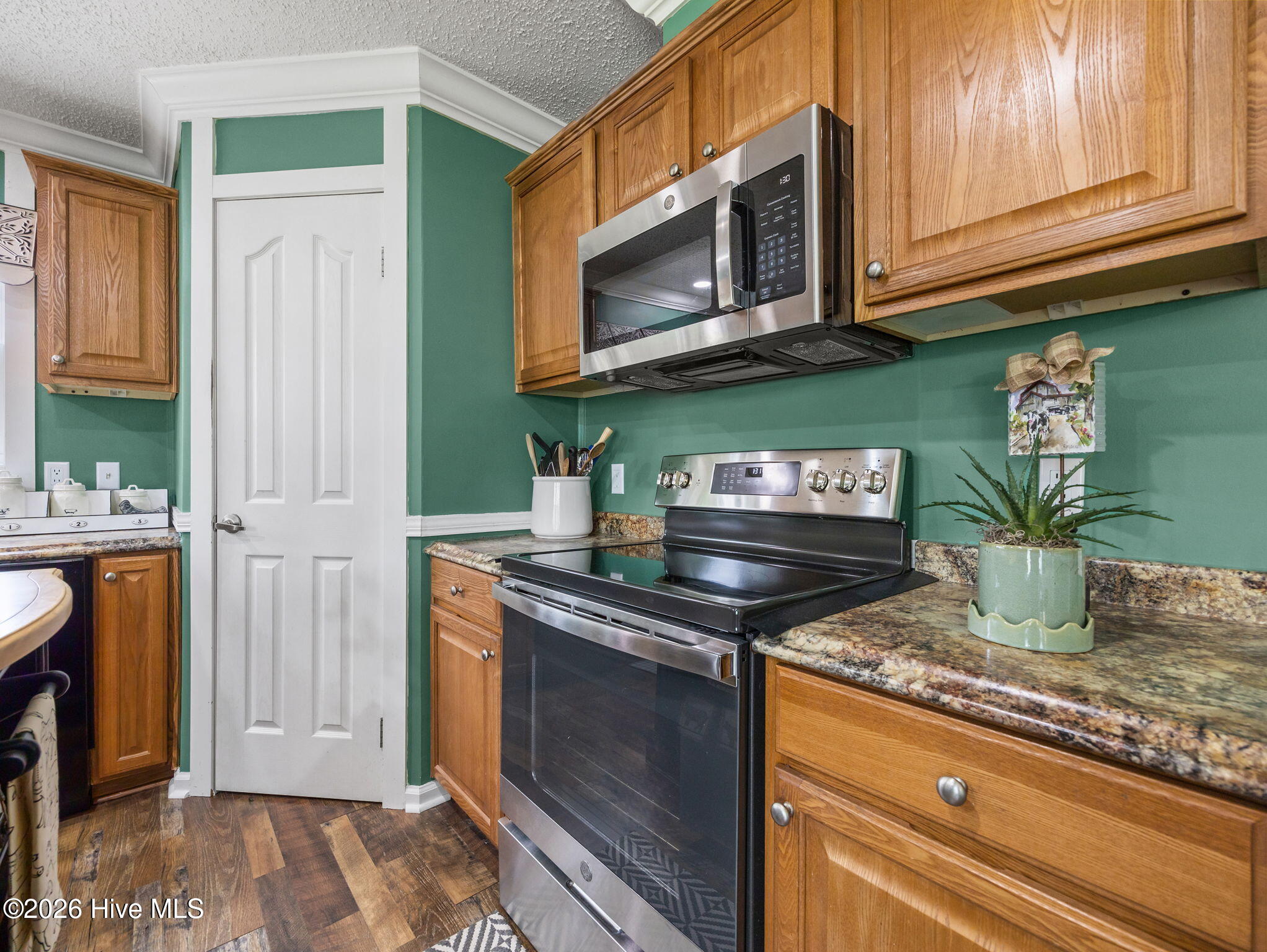 100566211 | Photo 33