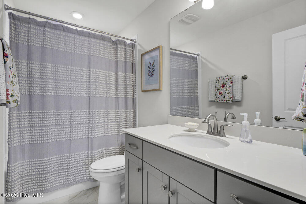 100558129 | Photo 40