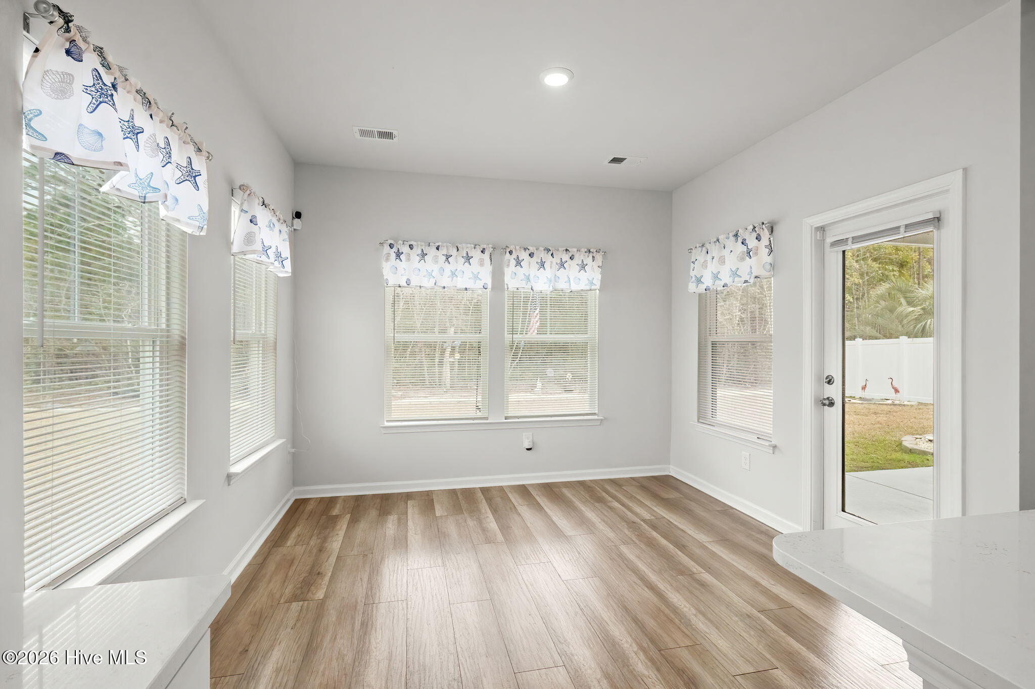 100557822 | Photo 23