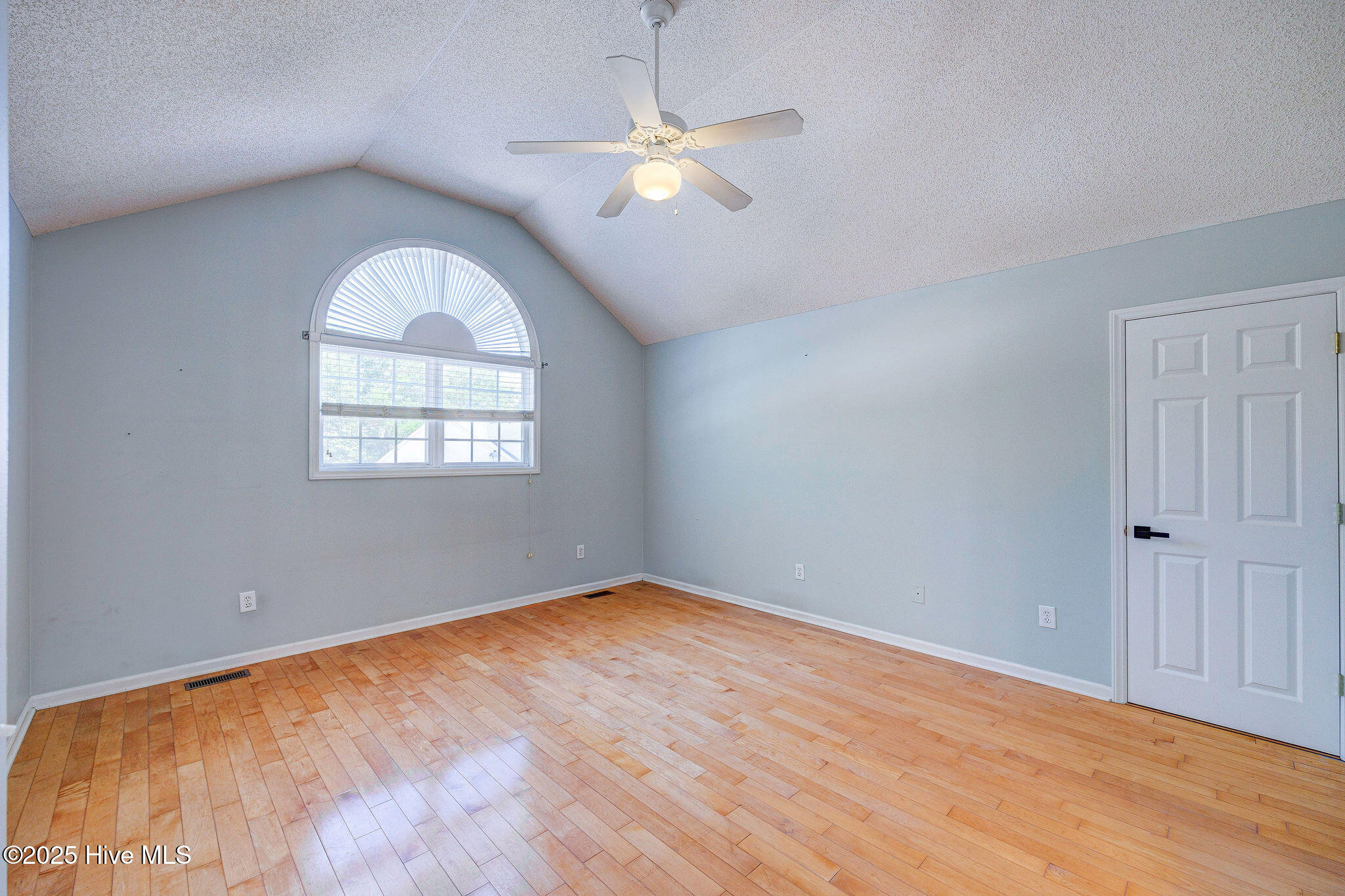 100531584 | Photo 28