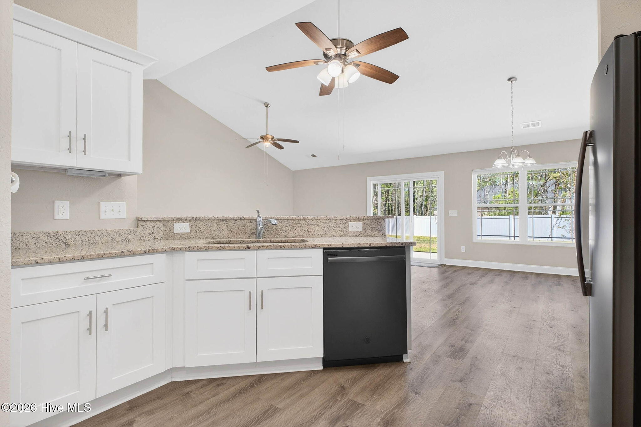 100564948 | Photo 24