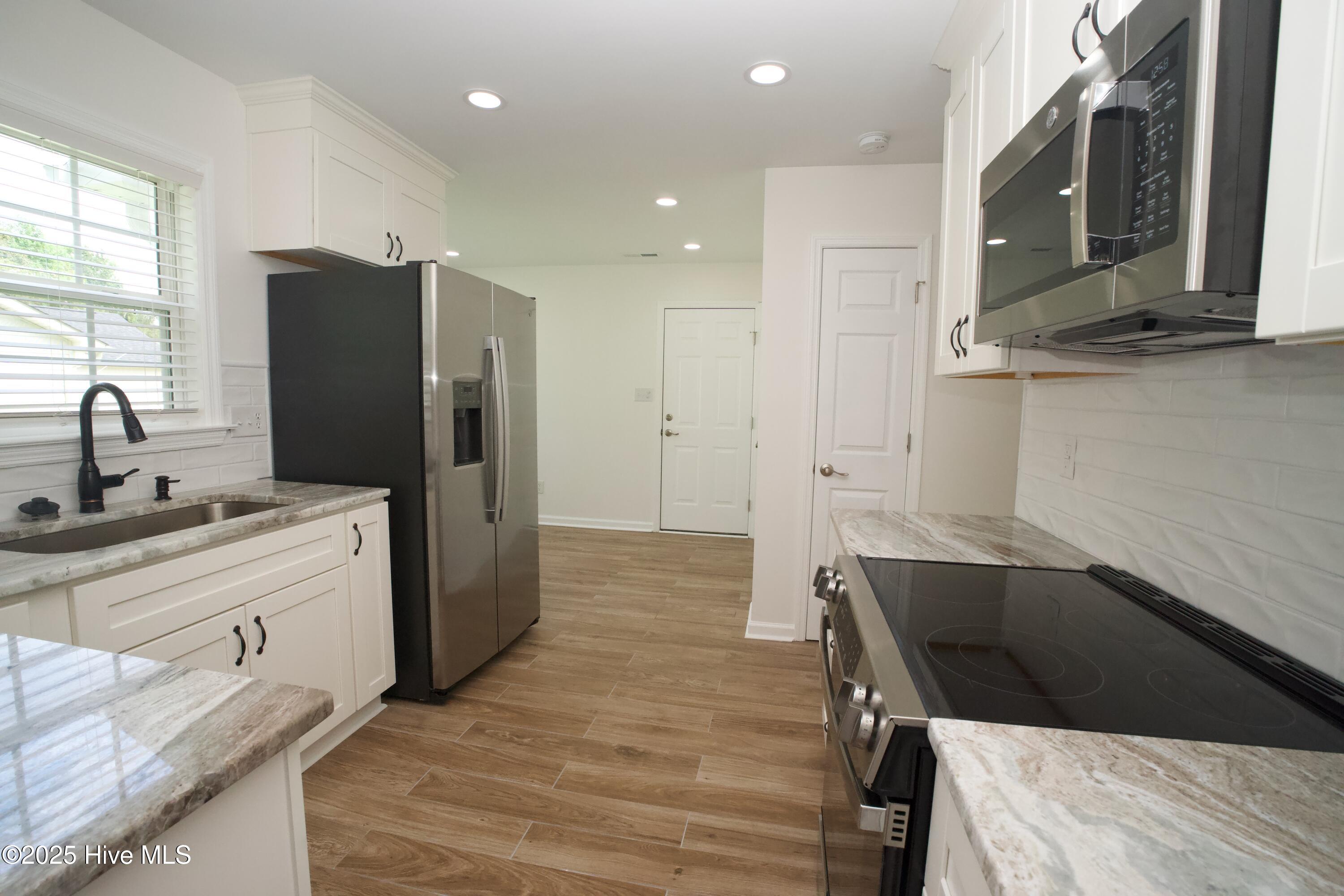 100527332 | Photo 13