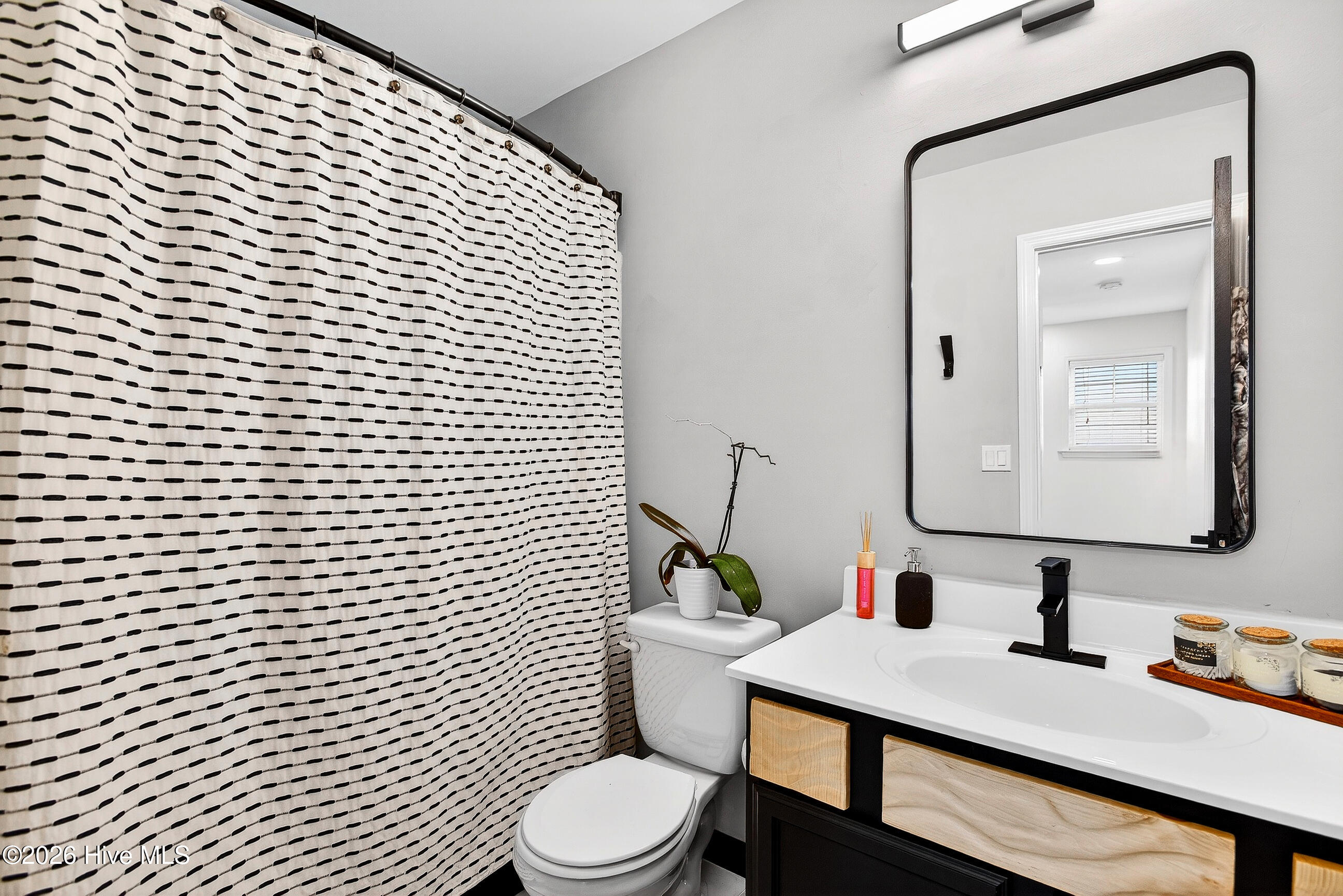 100548948 | Photo 28