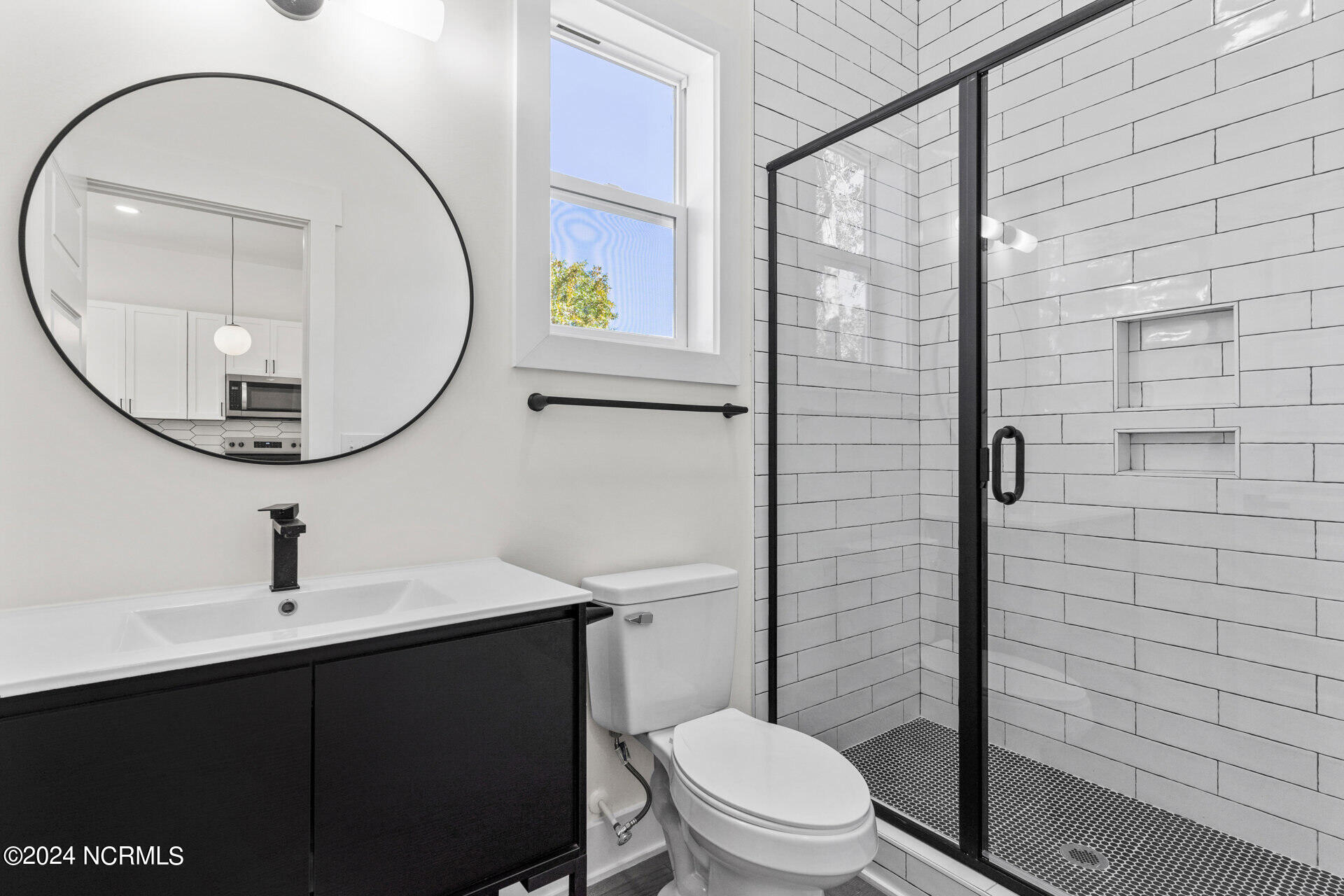 100549617 | Photo 17