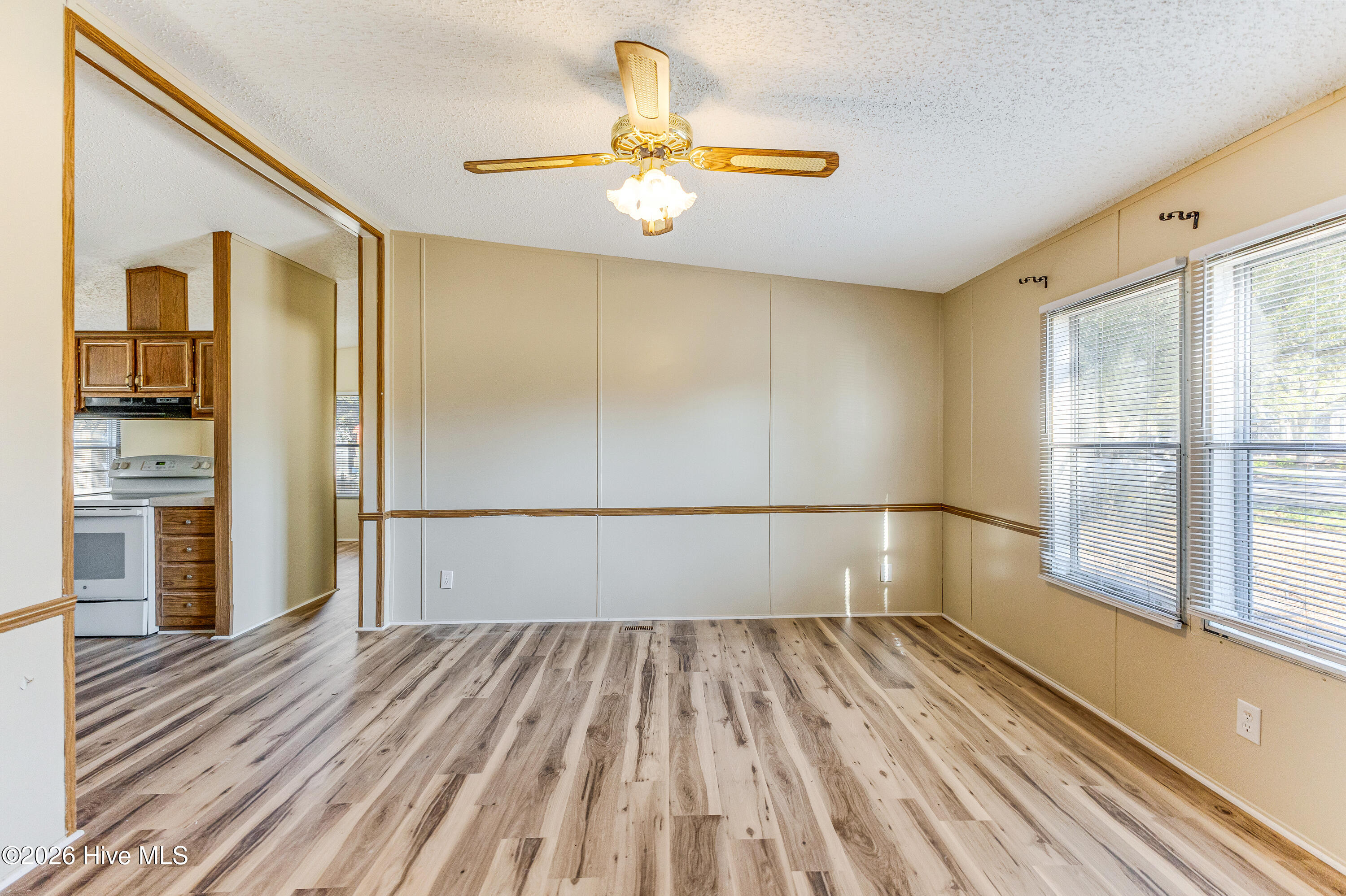 100564179 | Photo 30