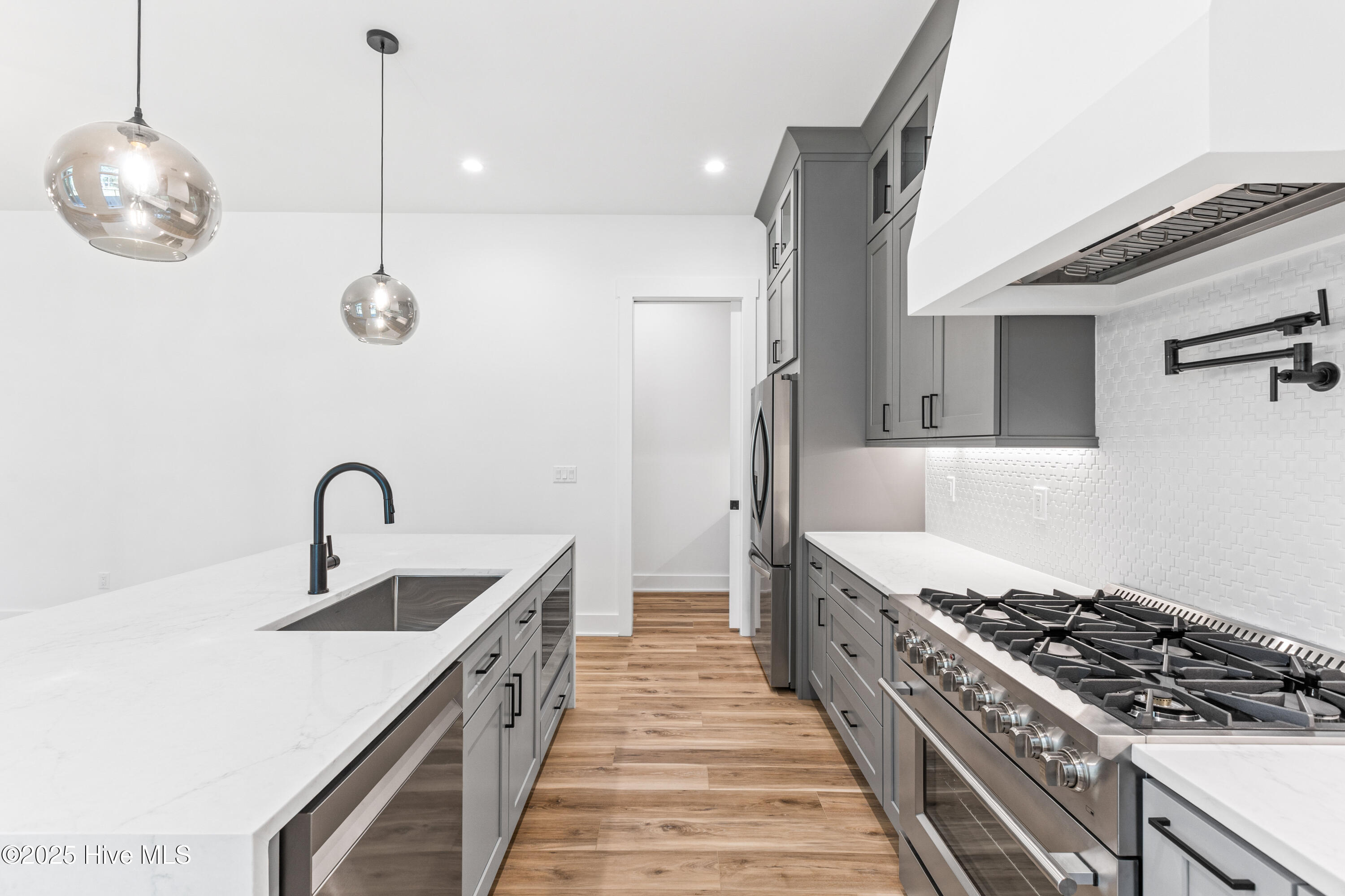 100535066 | Photo 18