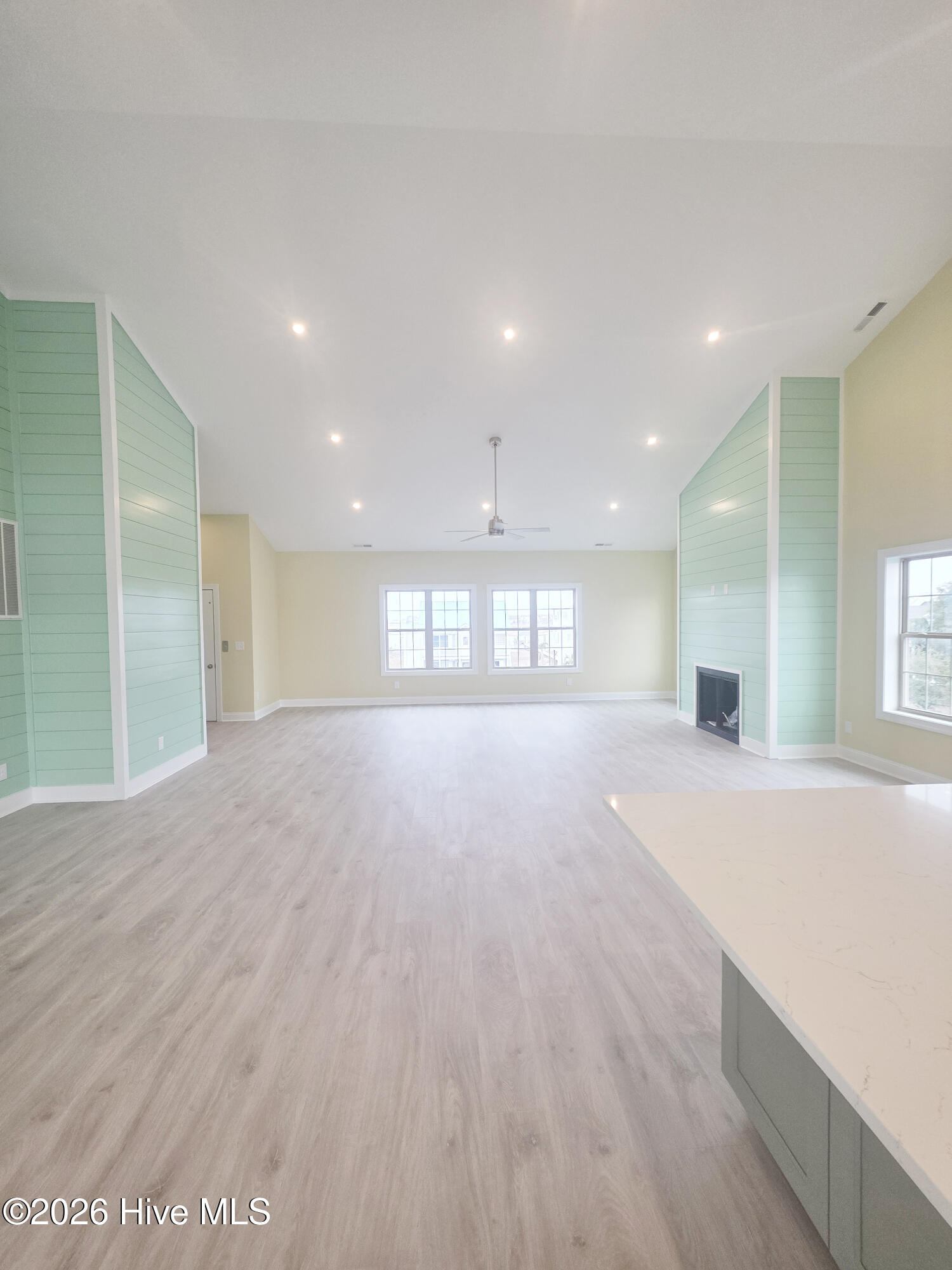 100535825 | Photo 21