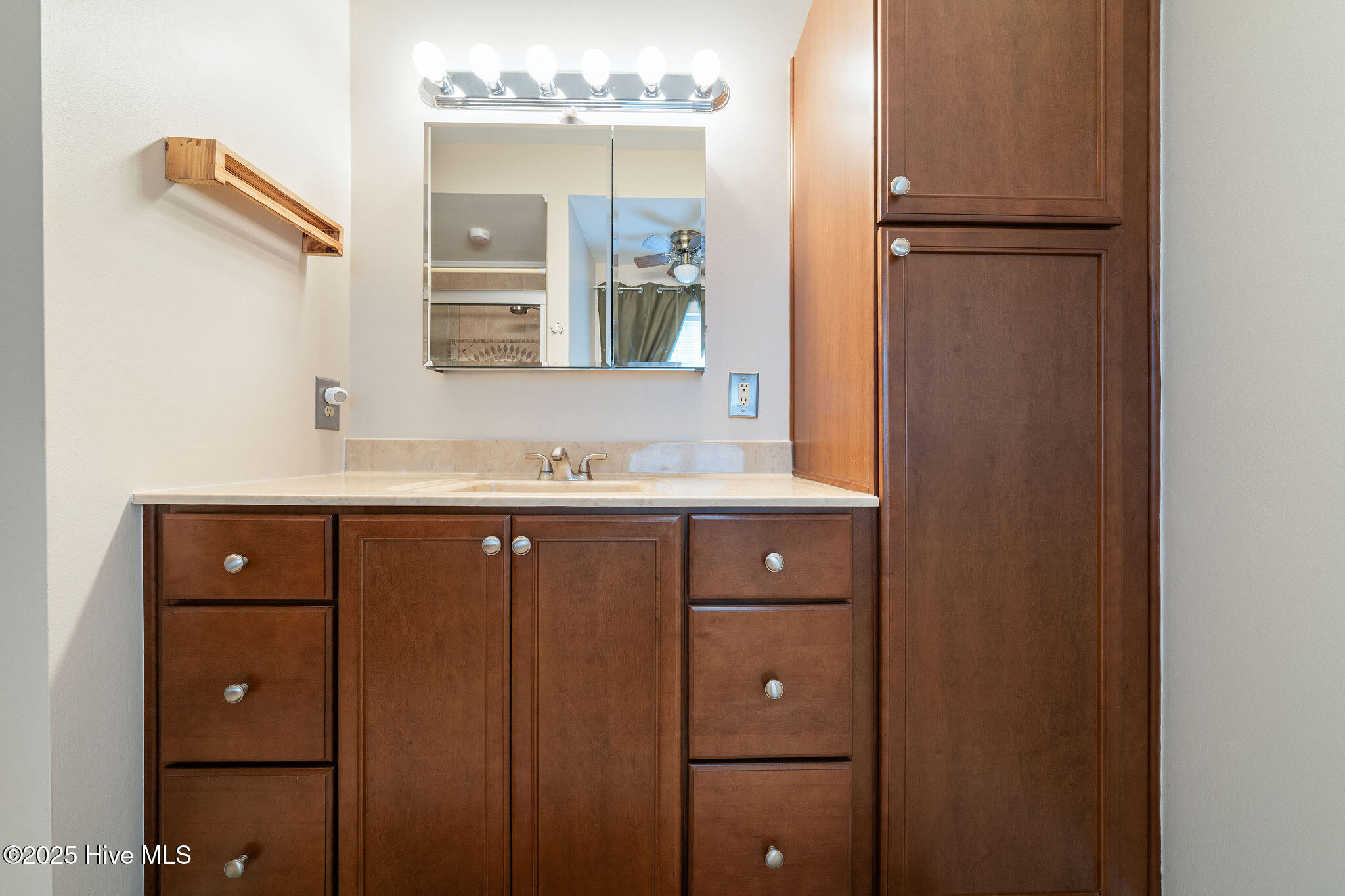 100537327 | Photo 32