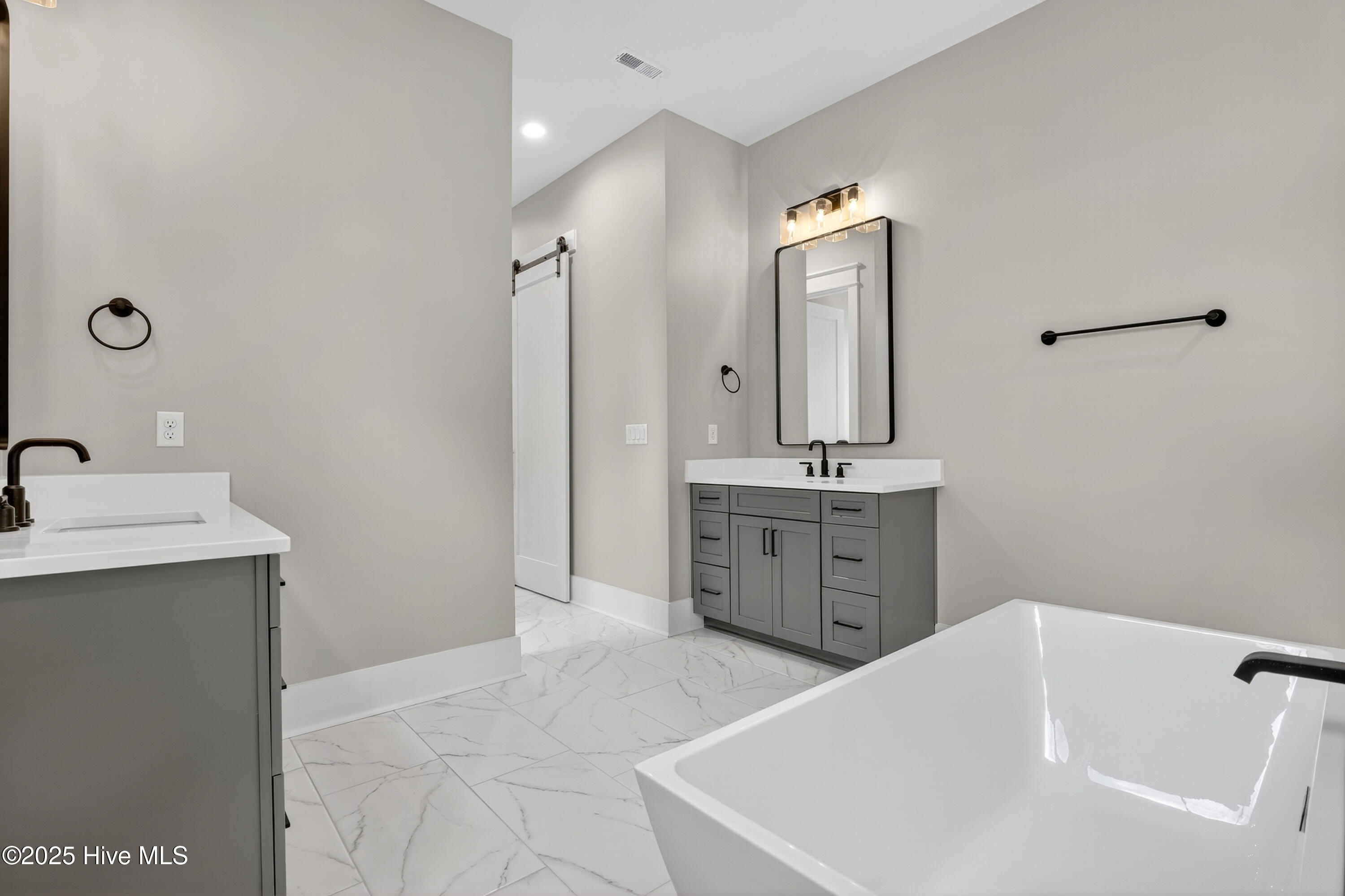 100546984 | Photo 24