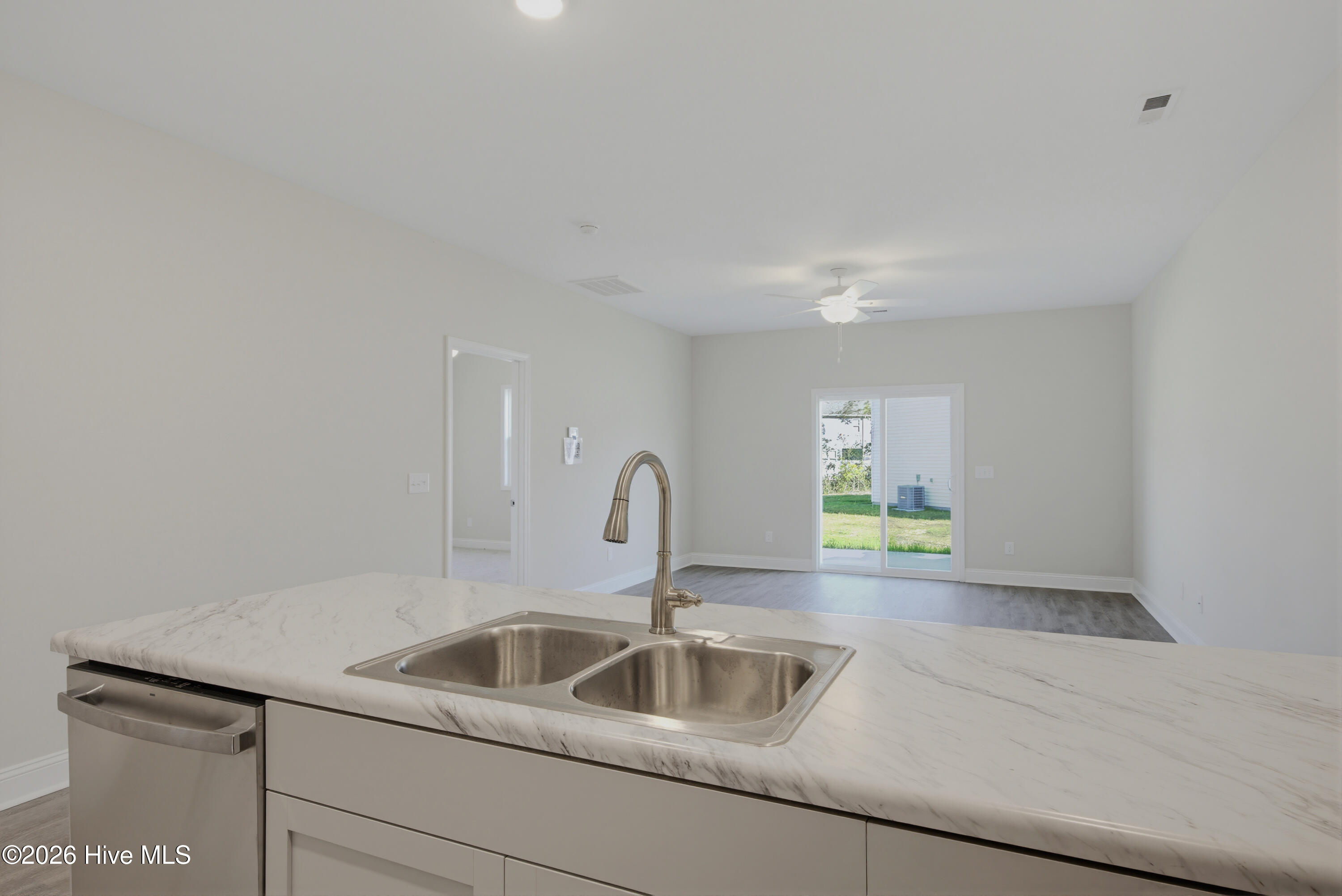 100567260 | Photo 12