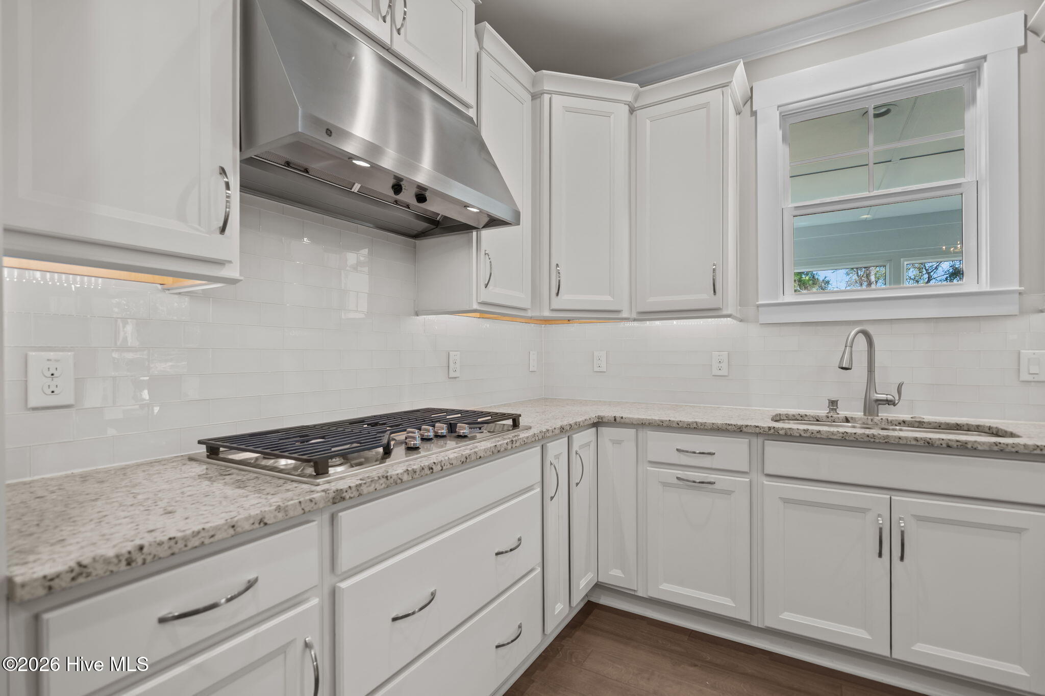 100550410 | Photo 25