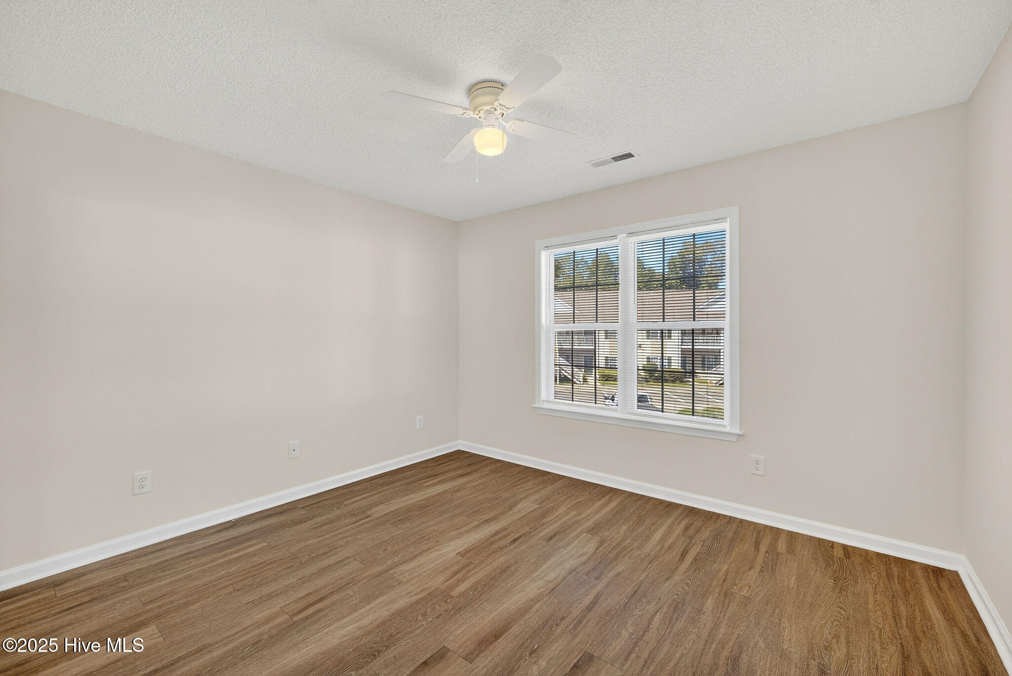 100537353 | Photo 26