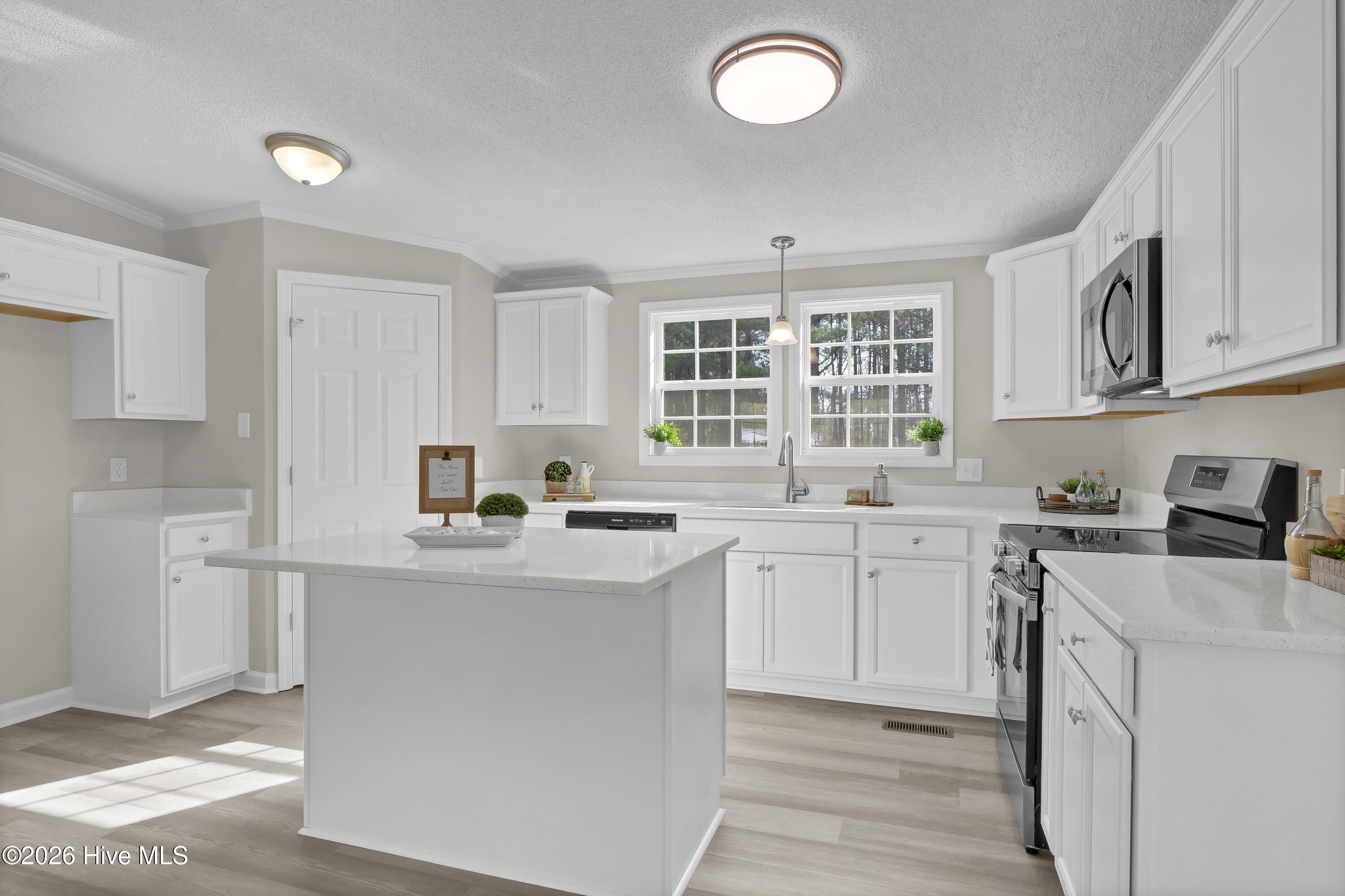 100563063 | Photo 15