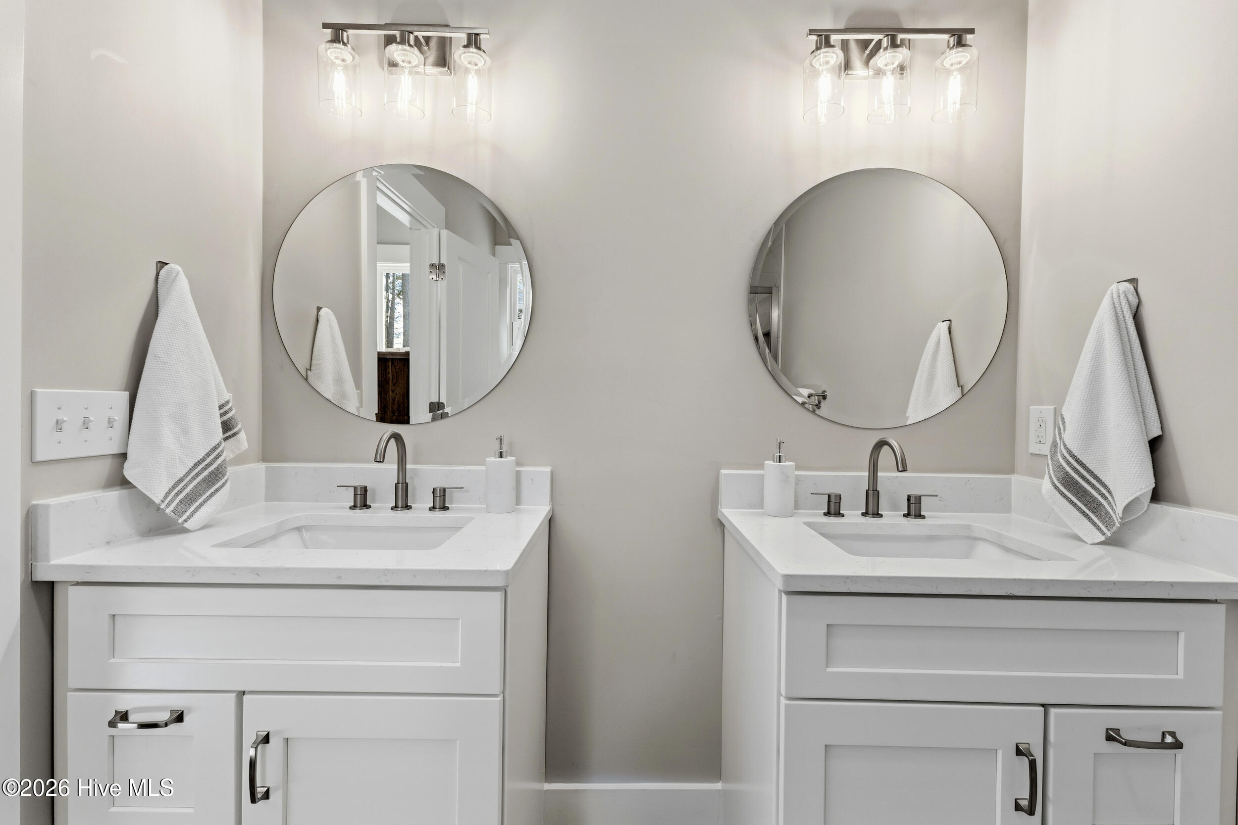 100557700 | Photo 32