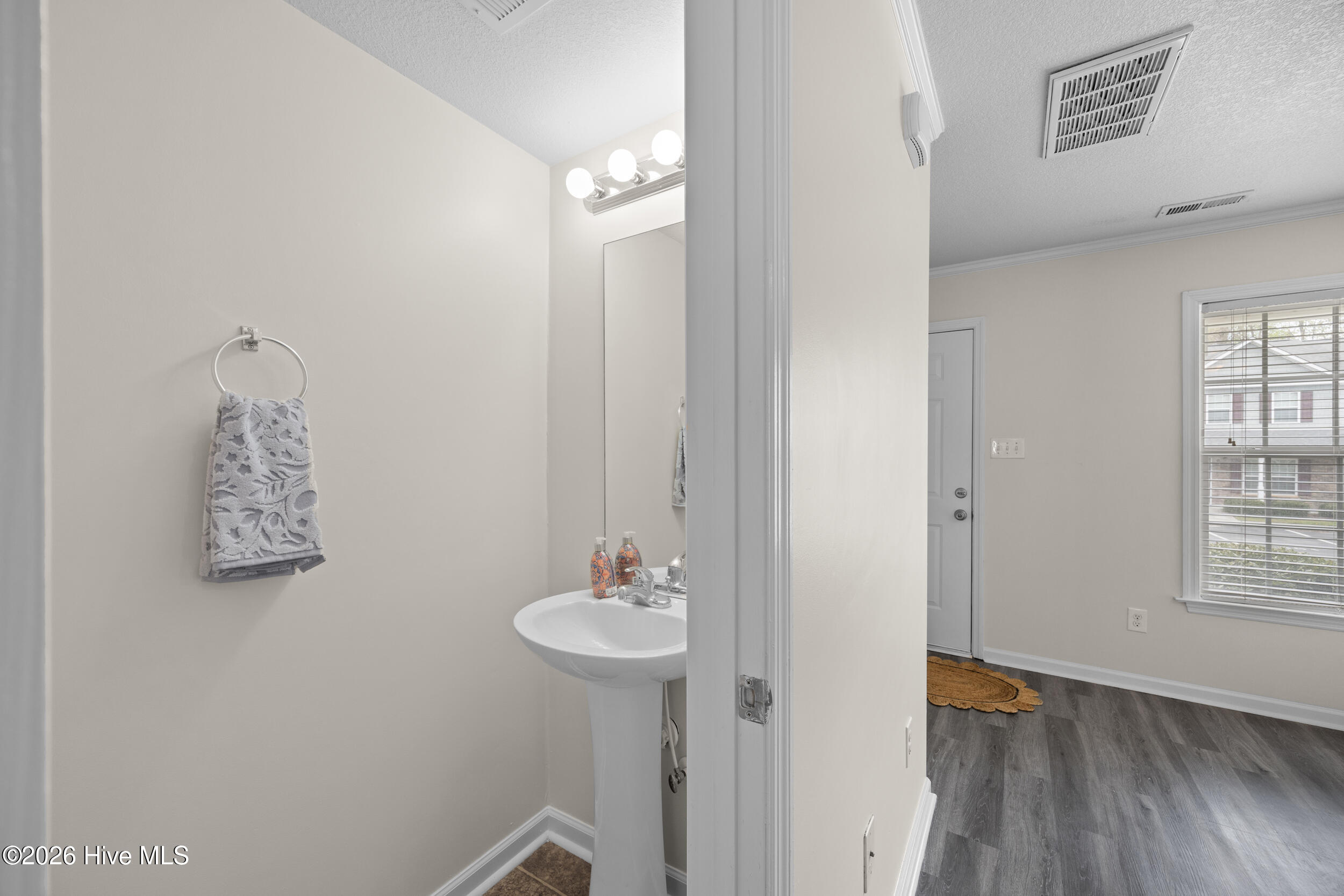 100552450 | Photo 11