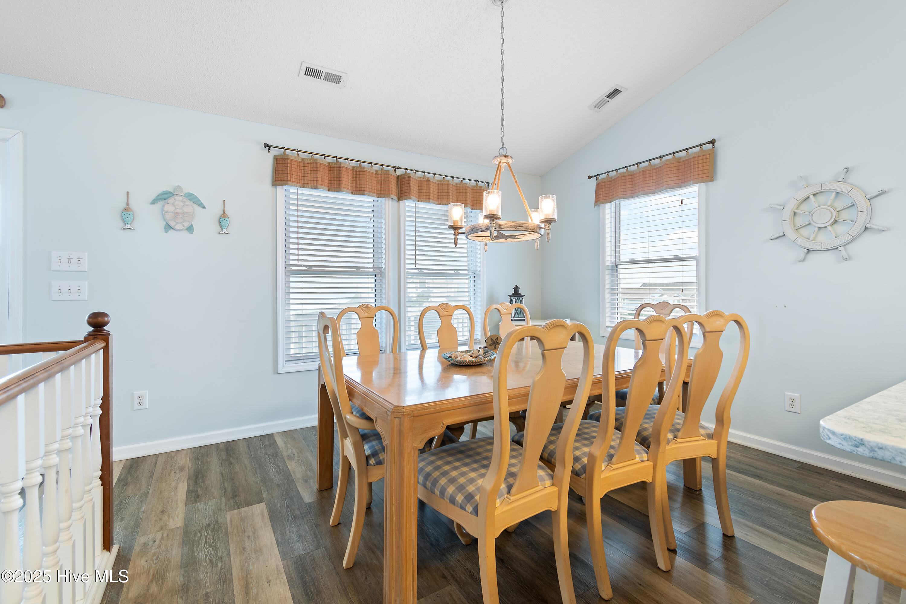 100558310 | Photo 24