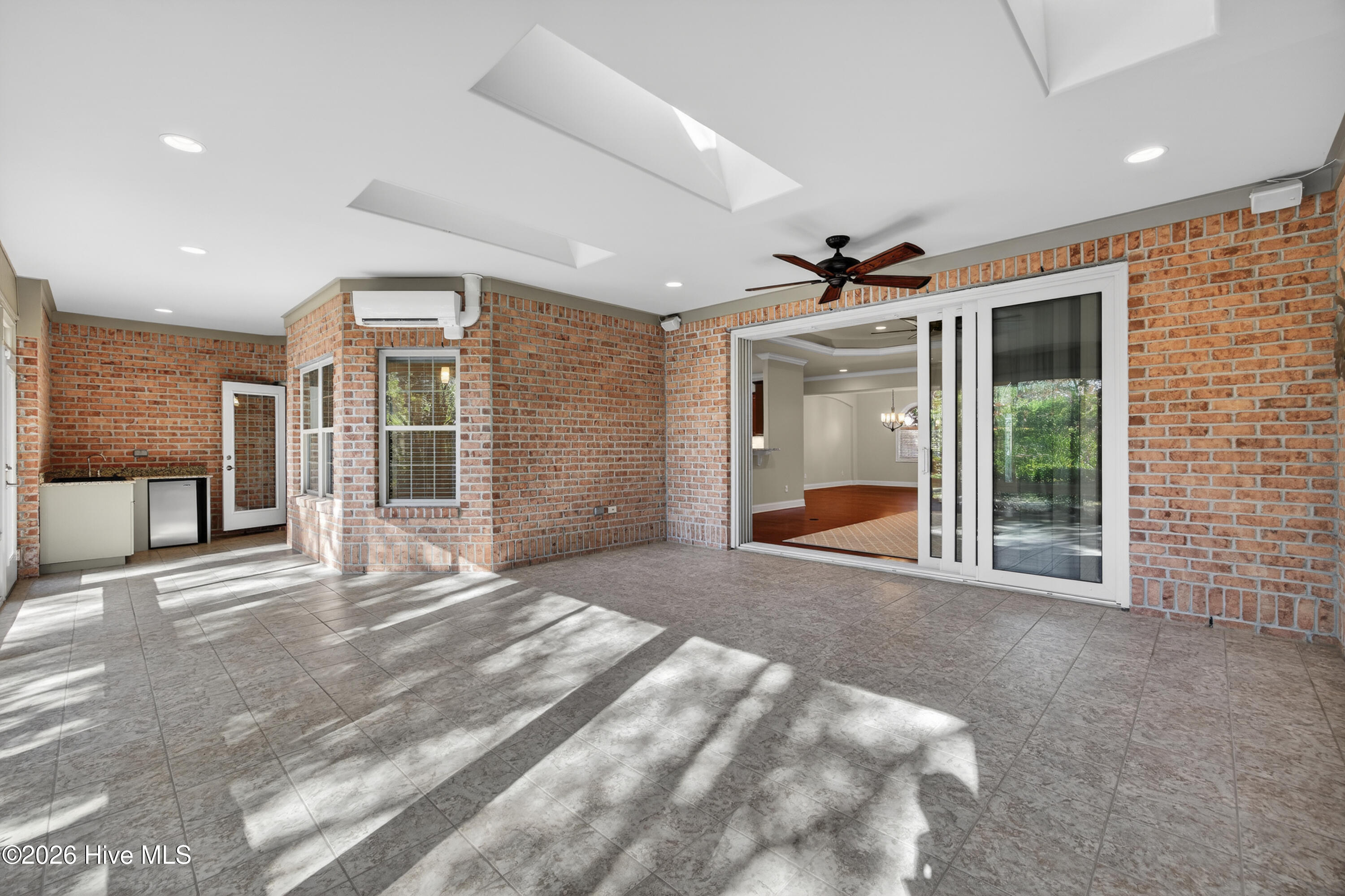 100550633 | Photo 16