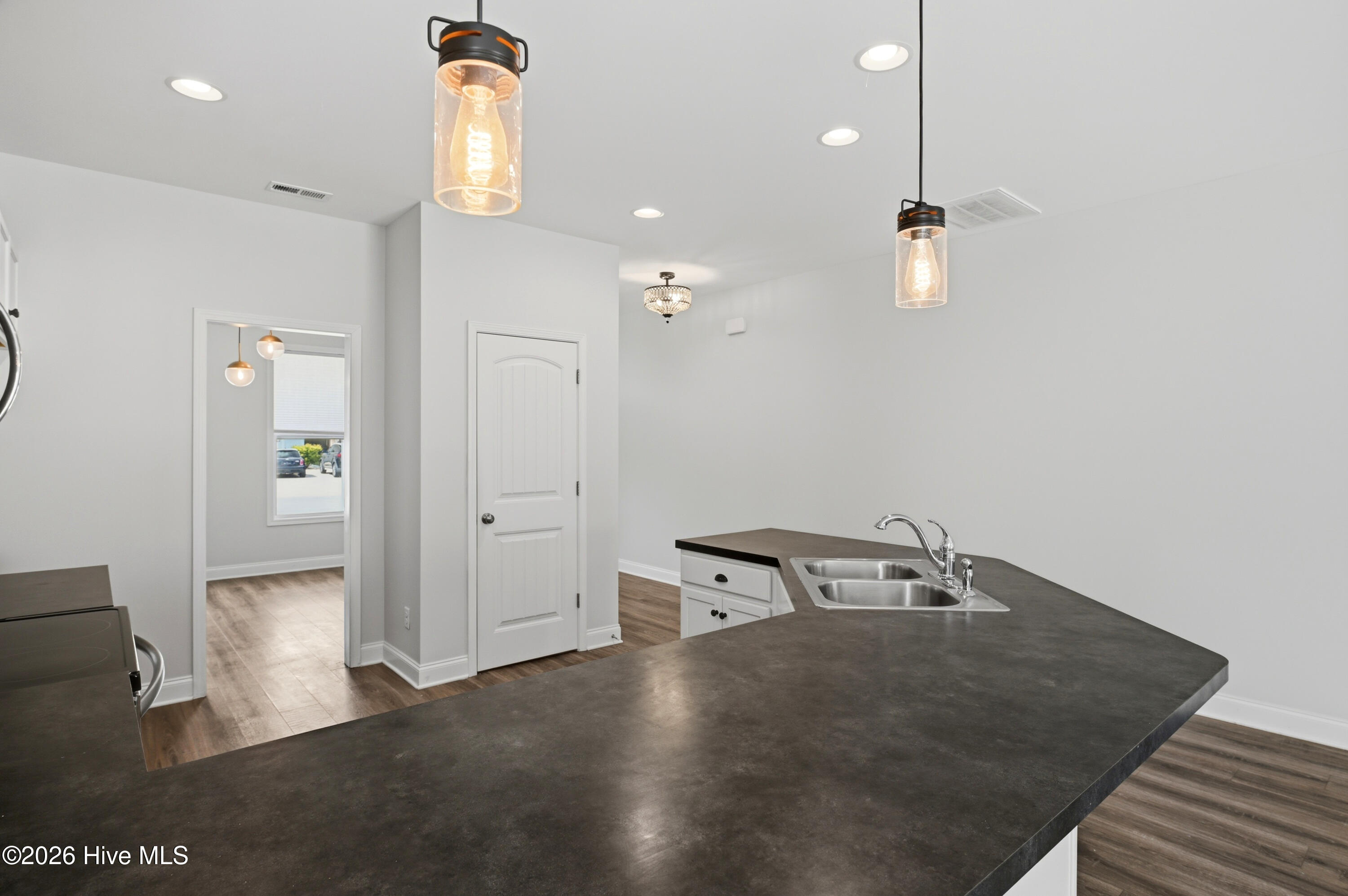 100563104 | Photo 10