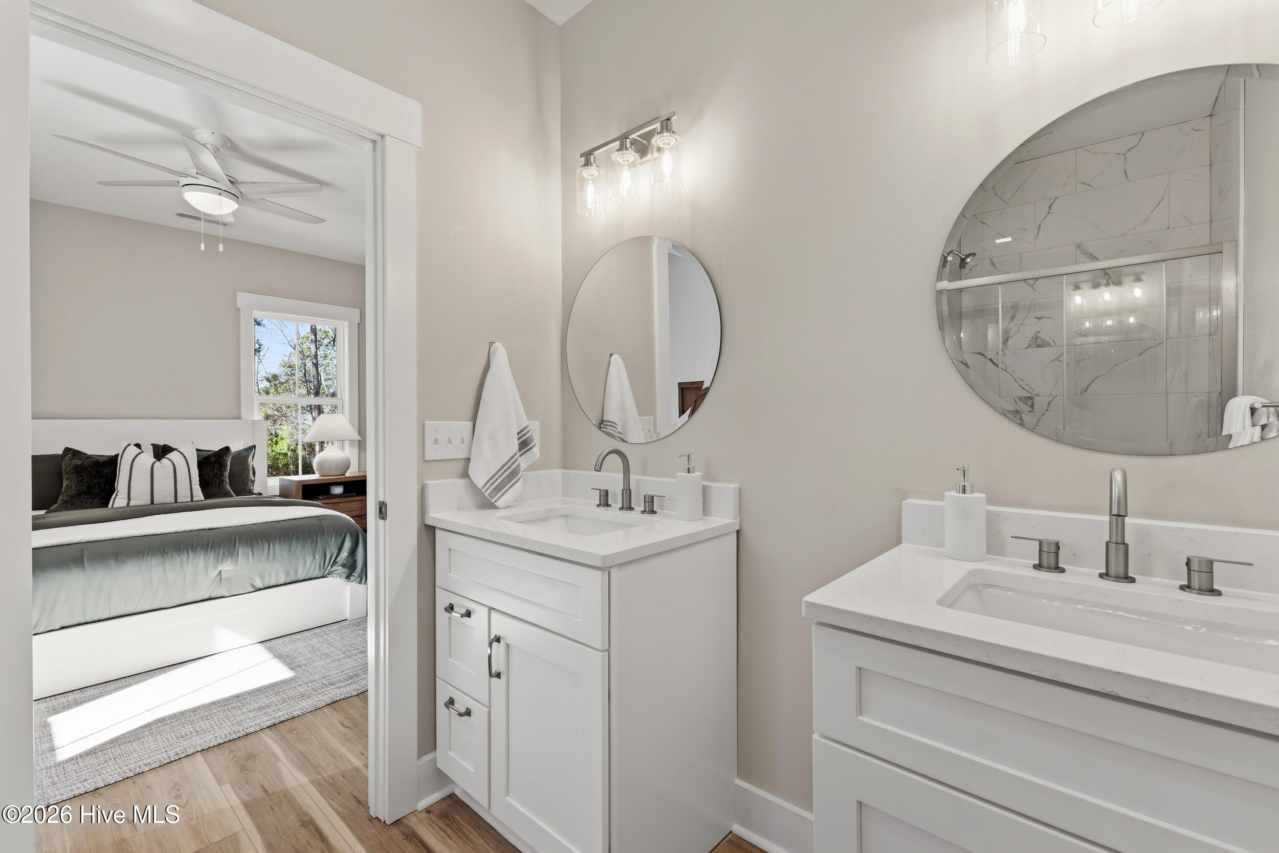 100557700 | Photo 33