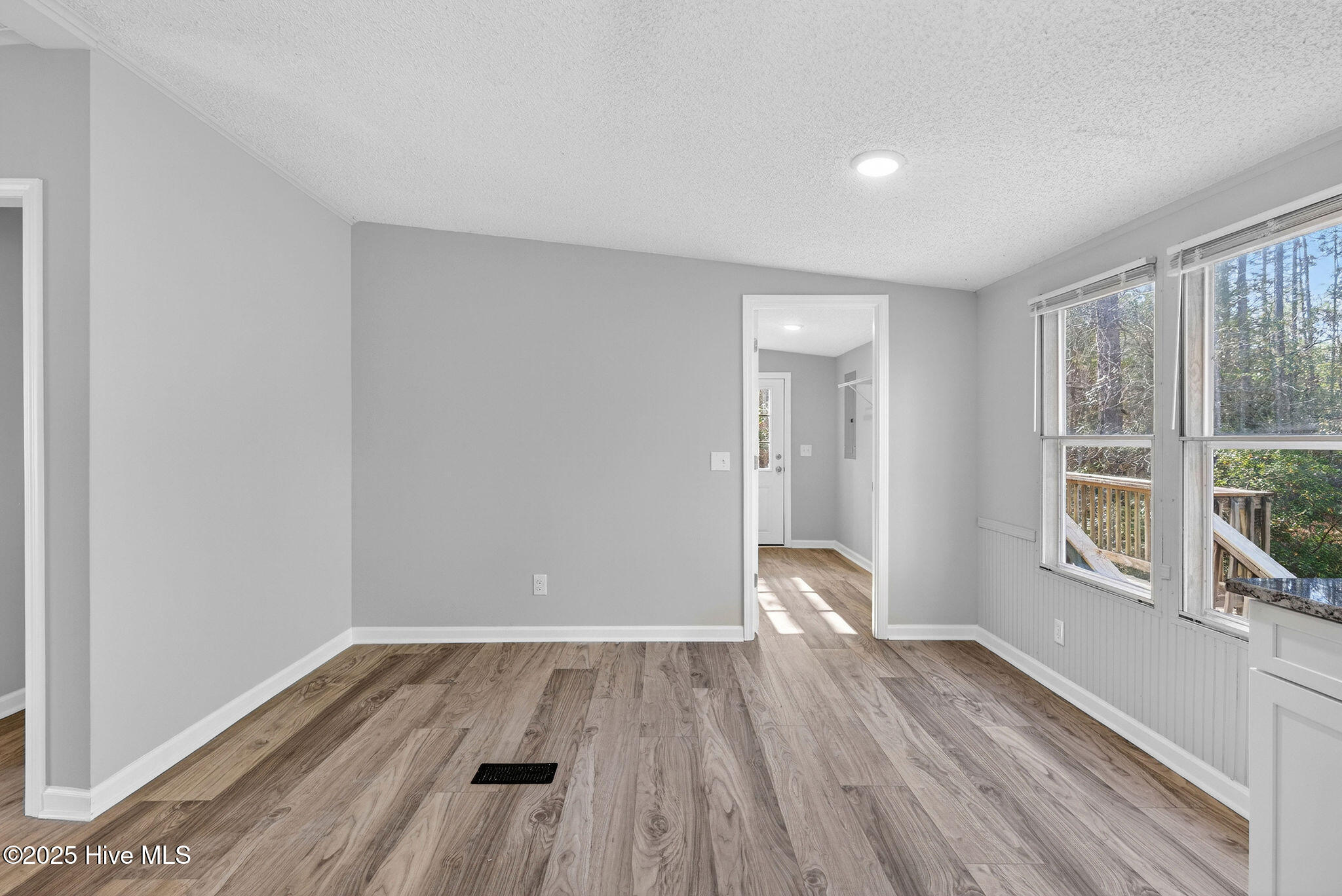 100544256 | Photo 11