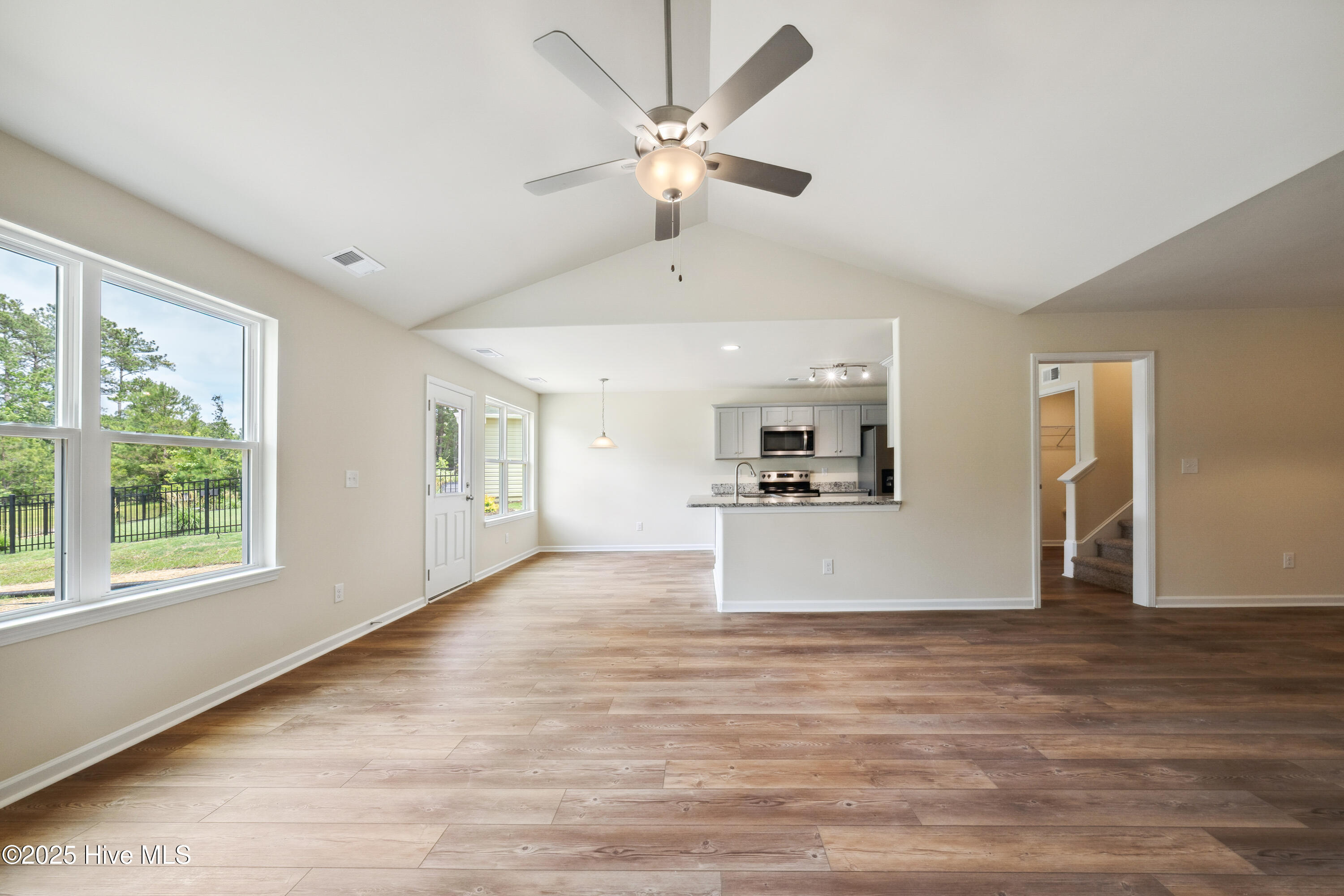 100485279 | Photo 13