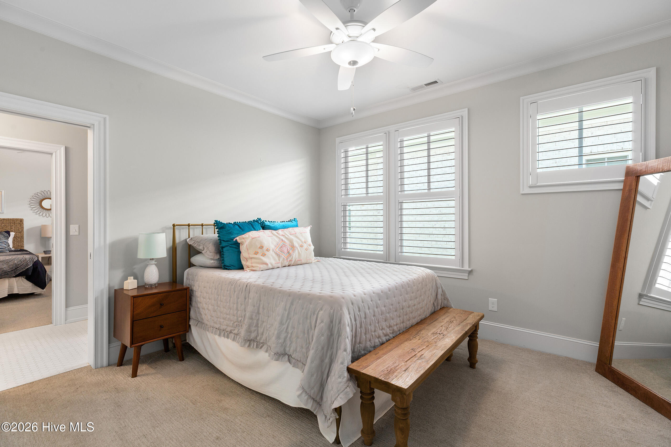 100563719 | Photo 47