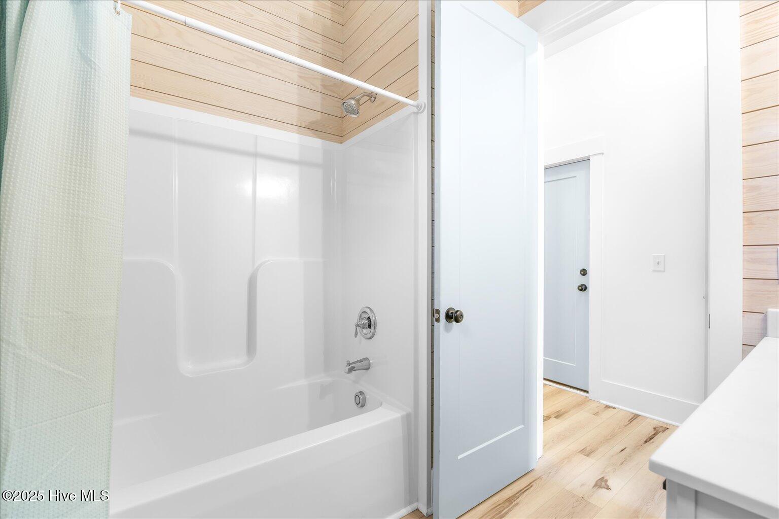 100544003 | Photo 37