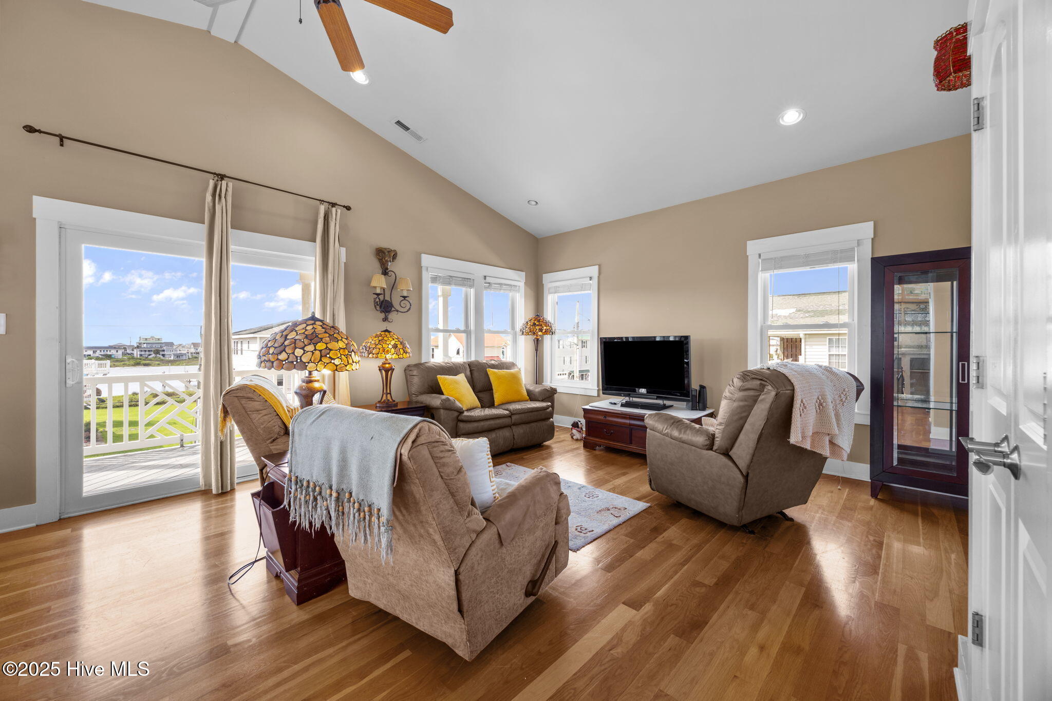 100525610 | Photo 12