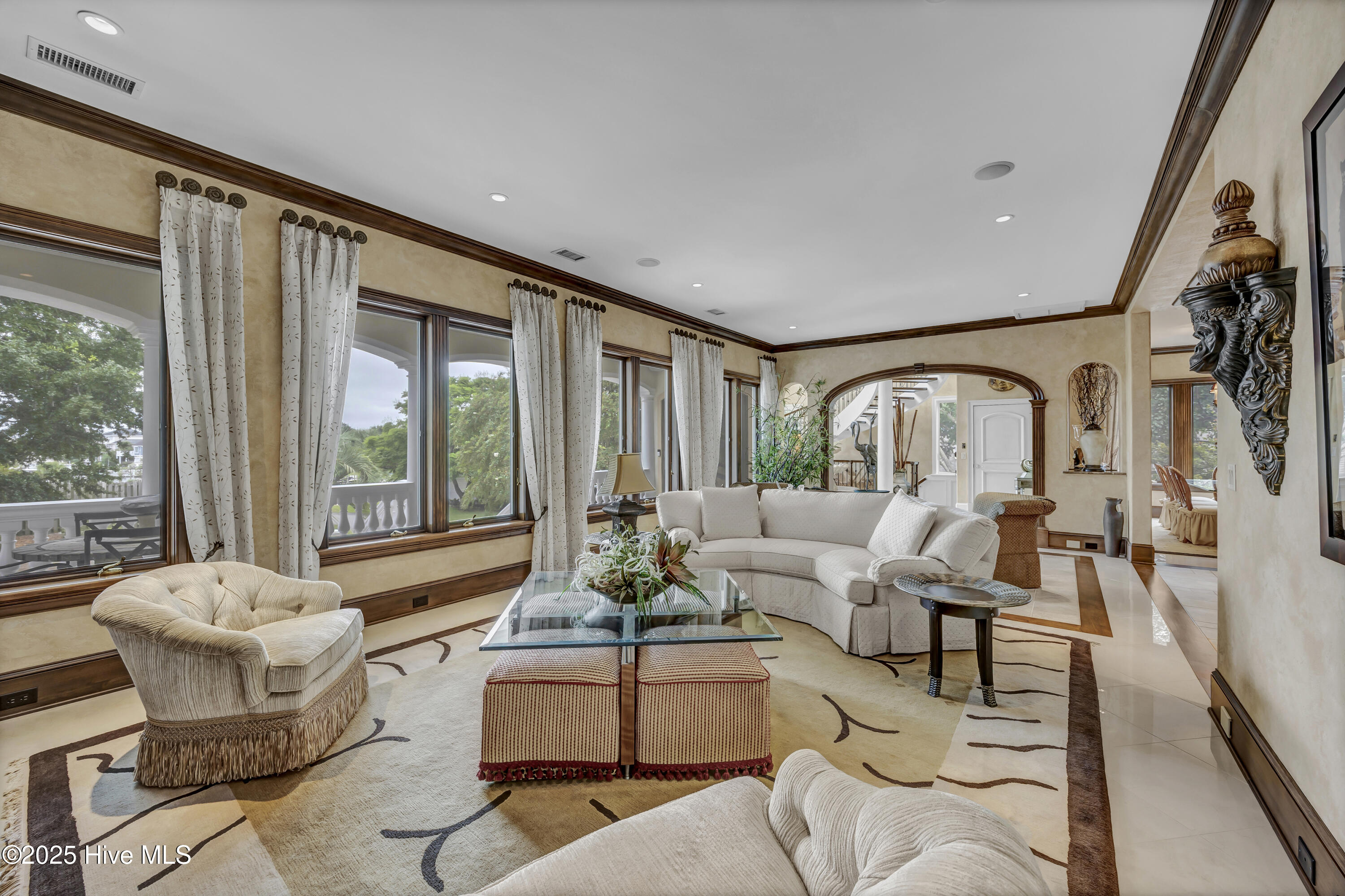 100530989 | Photo 14