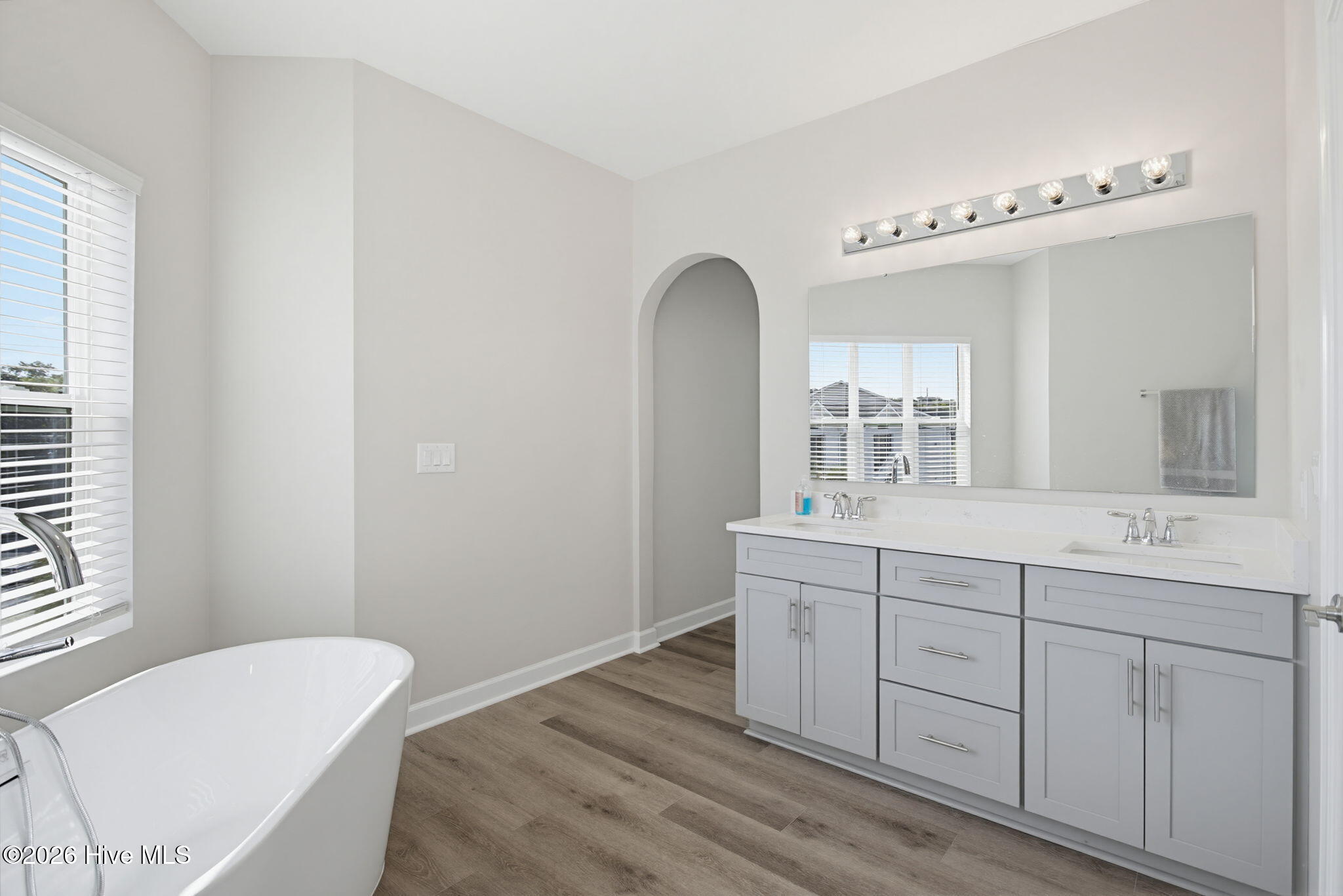 100570113 | Photo 19