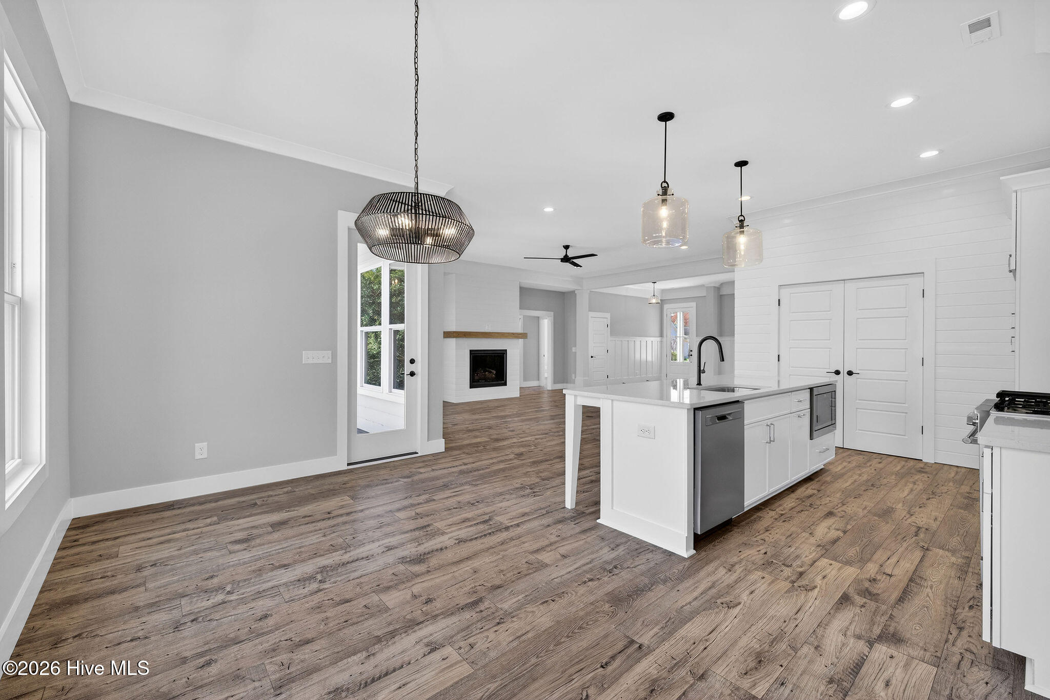 100560917 | Photo 11