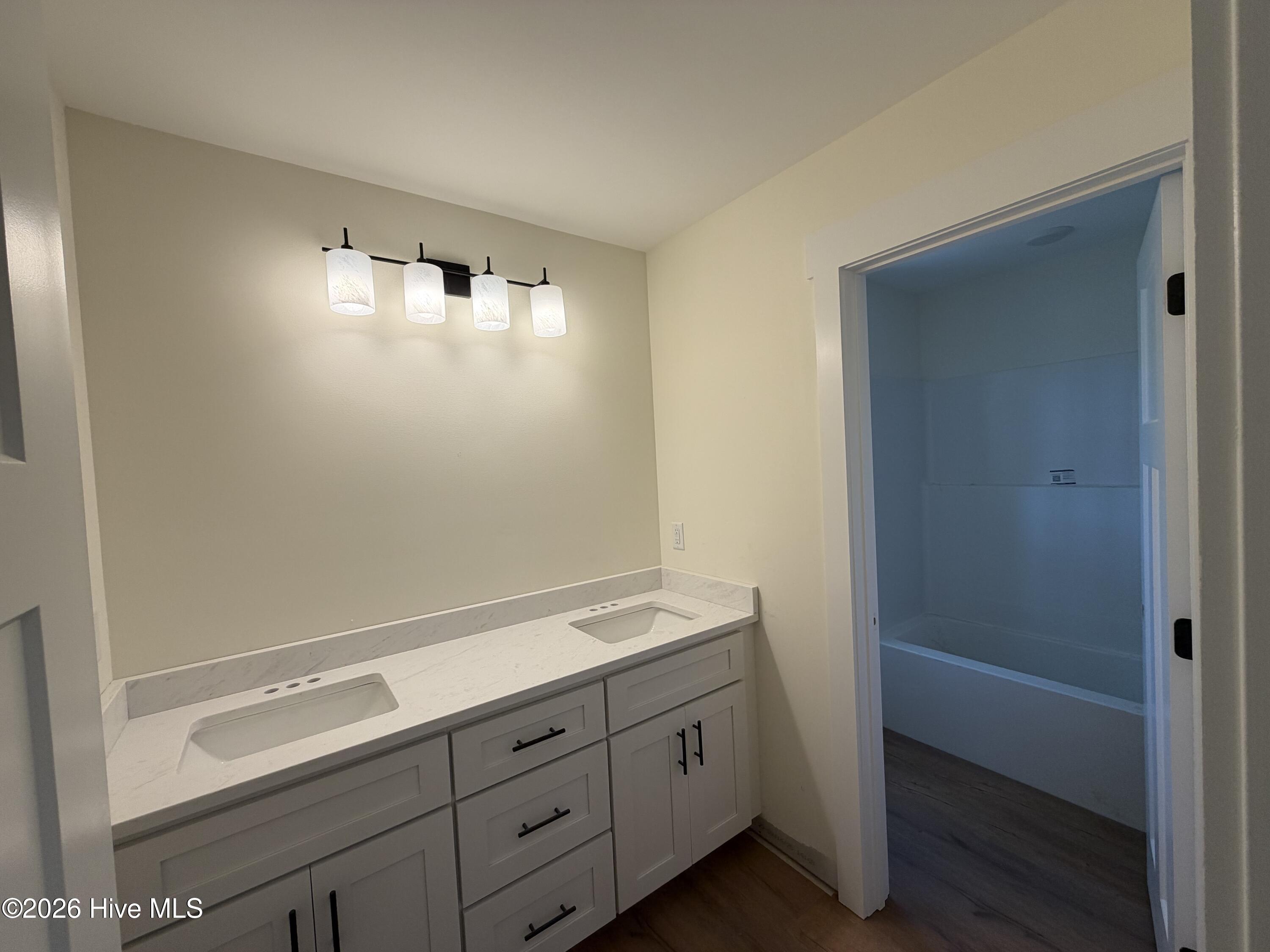 100568393 | Photo 46