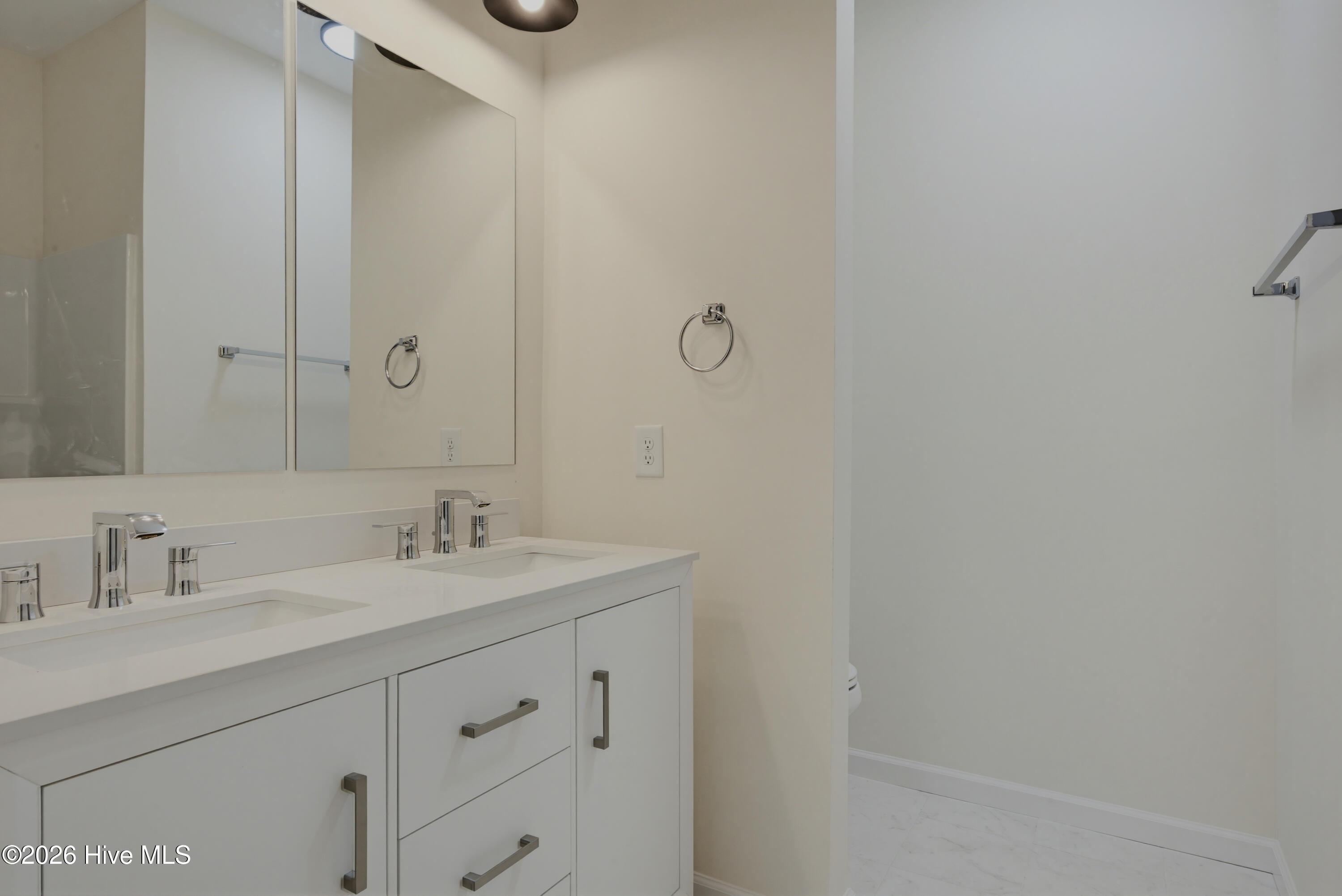 100563323 | Photo 15