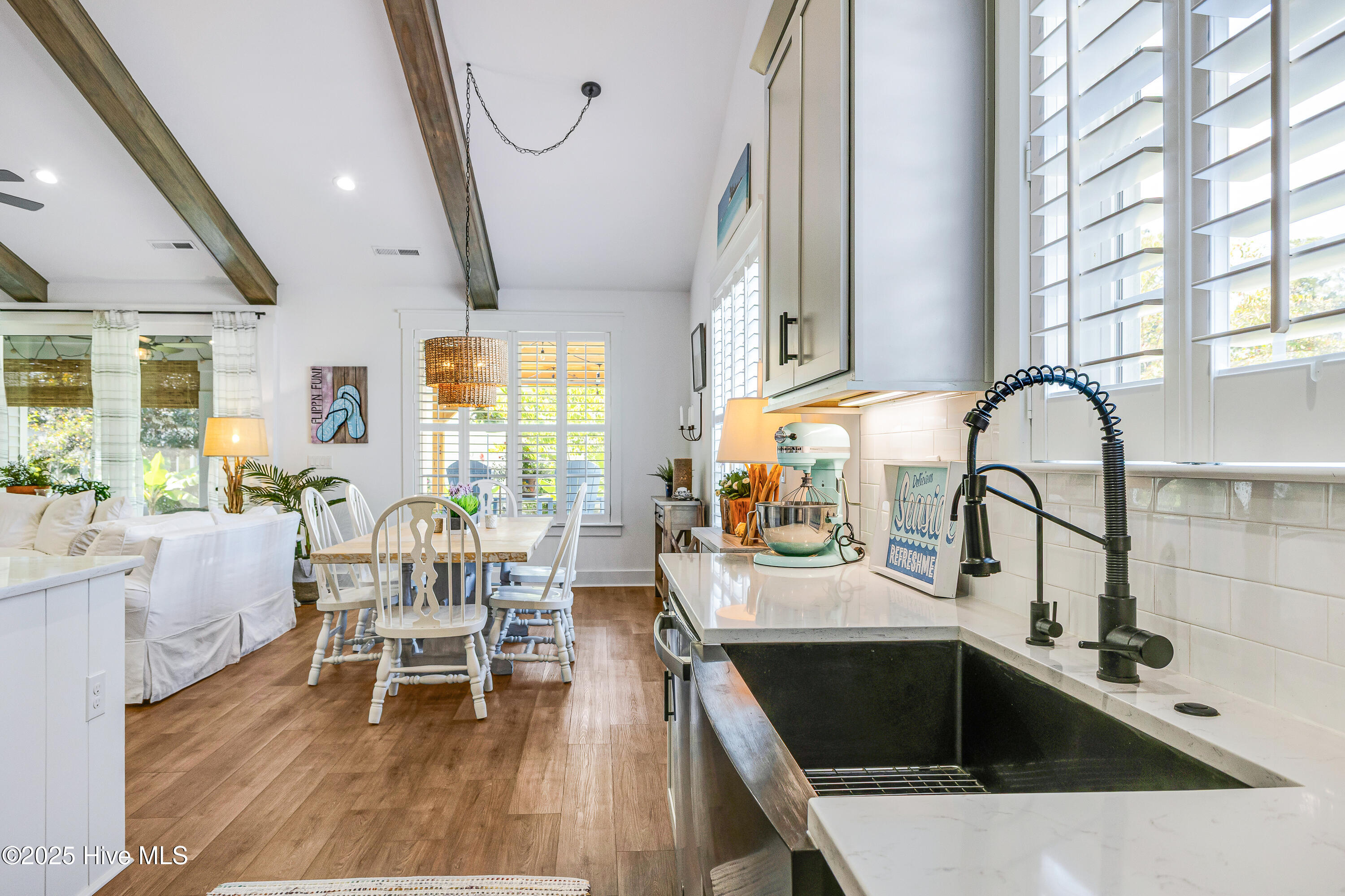 100533188 | Photo 15