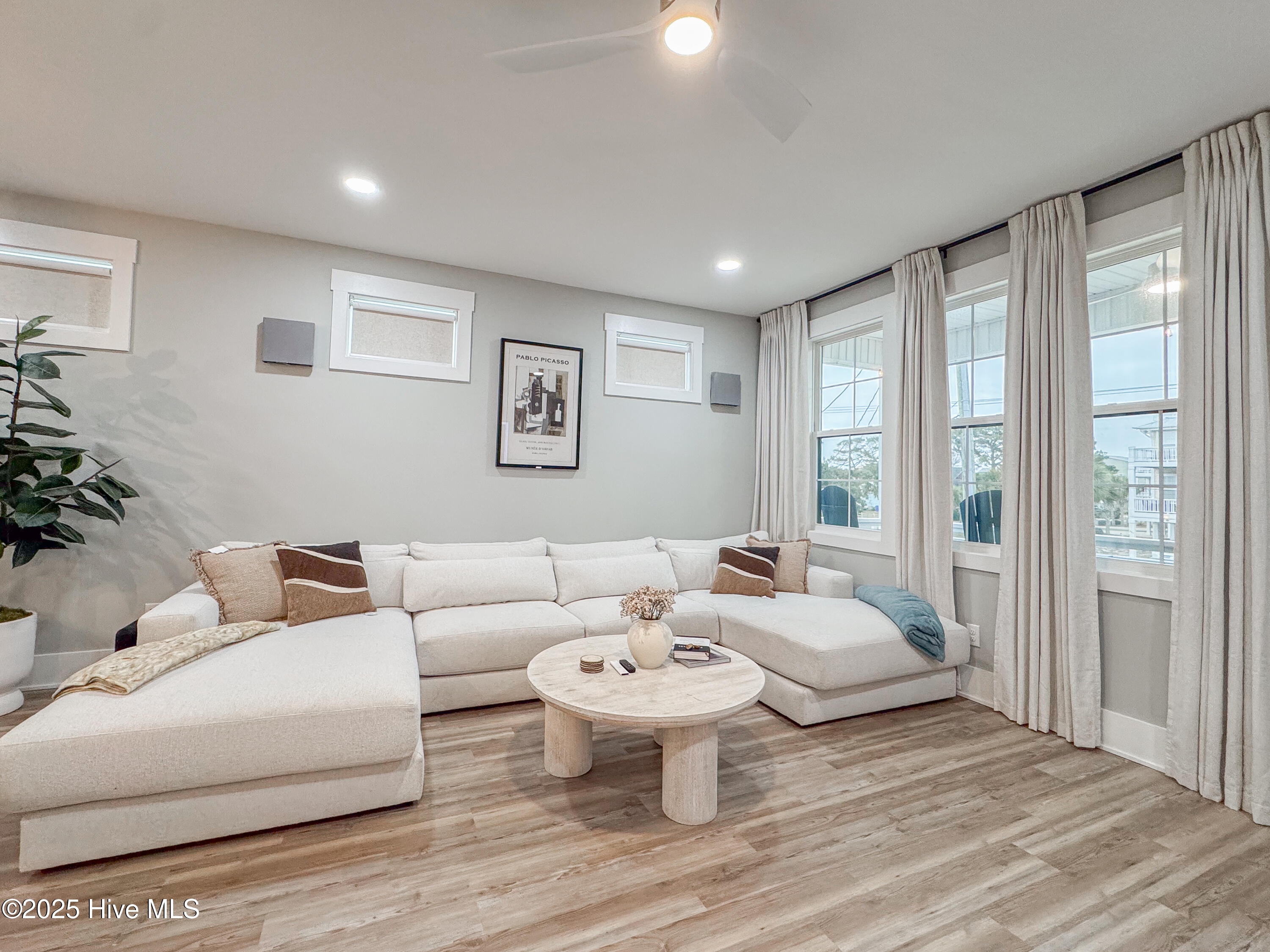 100537870 | Photo 23