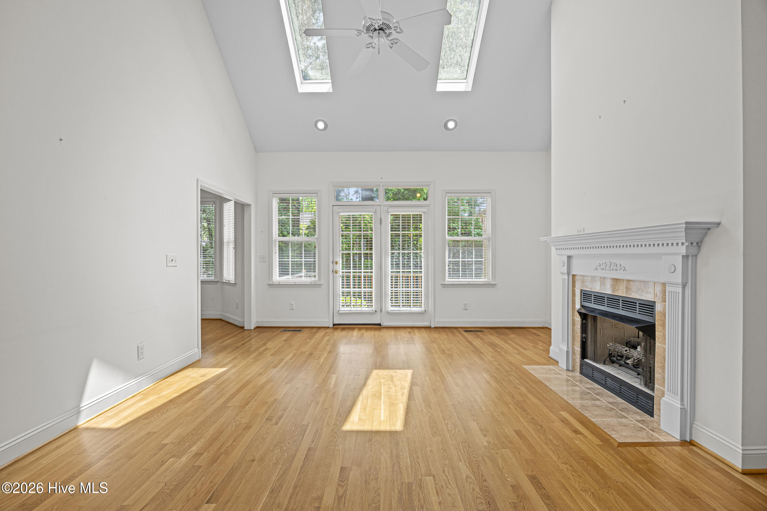 100569840 | Photo 18