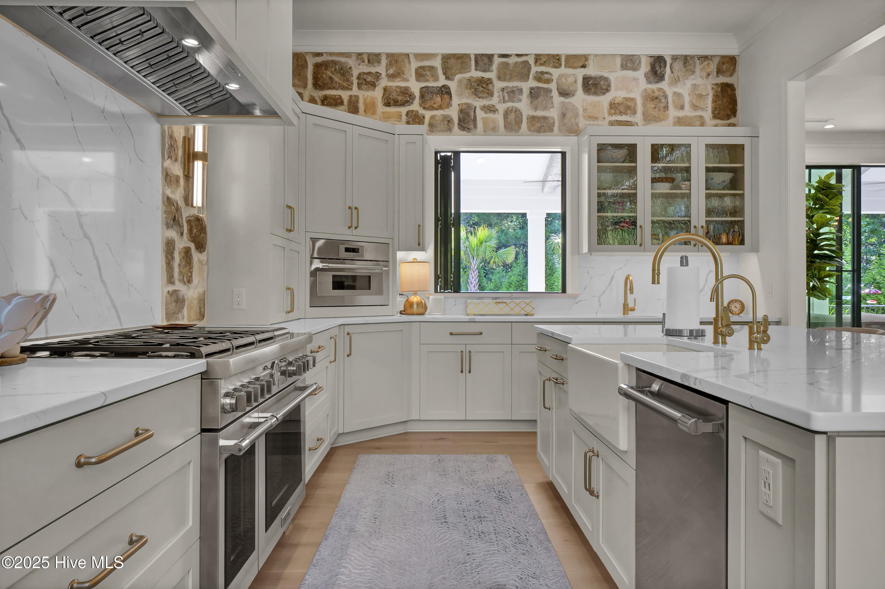 100532496 | Photo 25