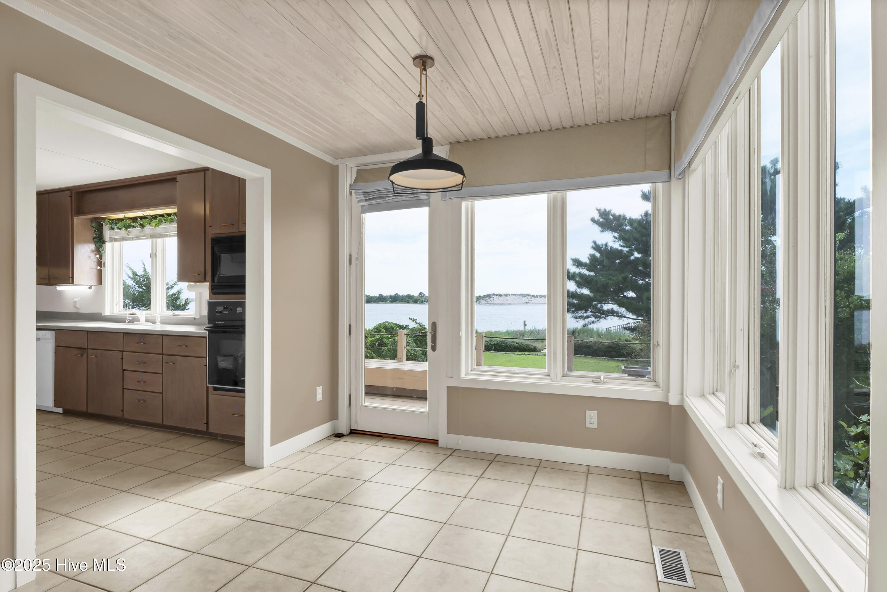 100527389 | Photo 13