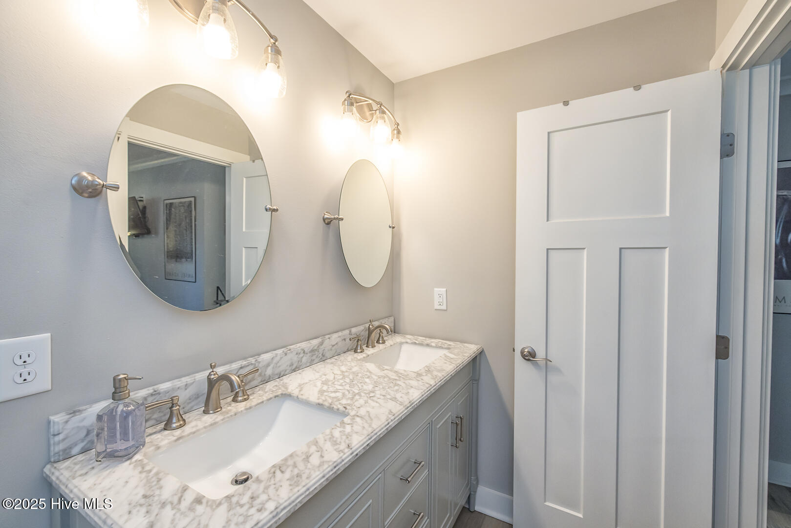 100545205 | Photo 53