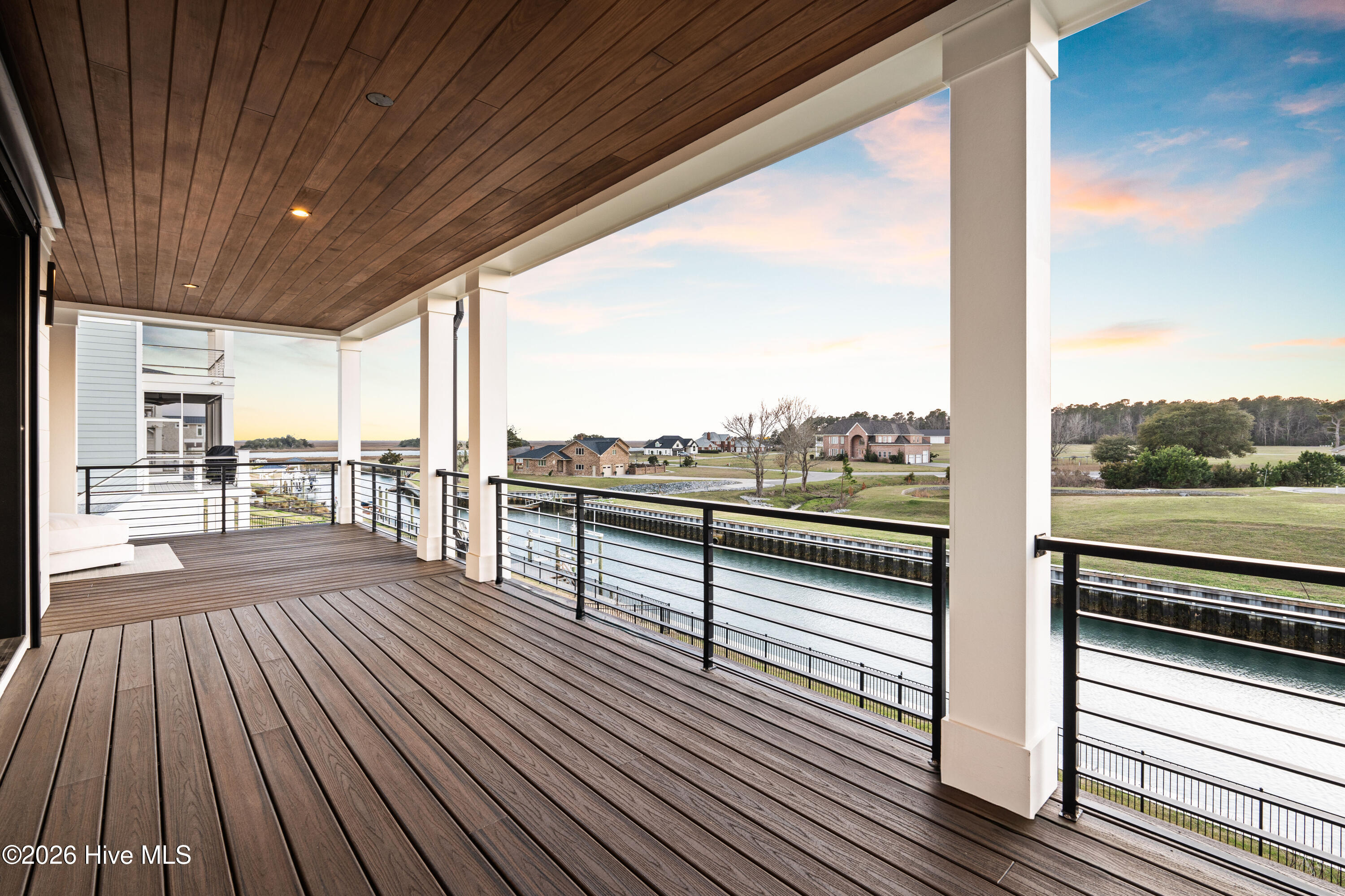 100567165 | Photo 43