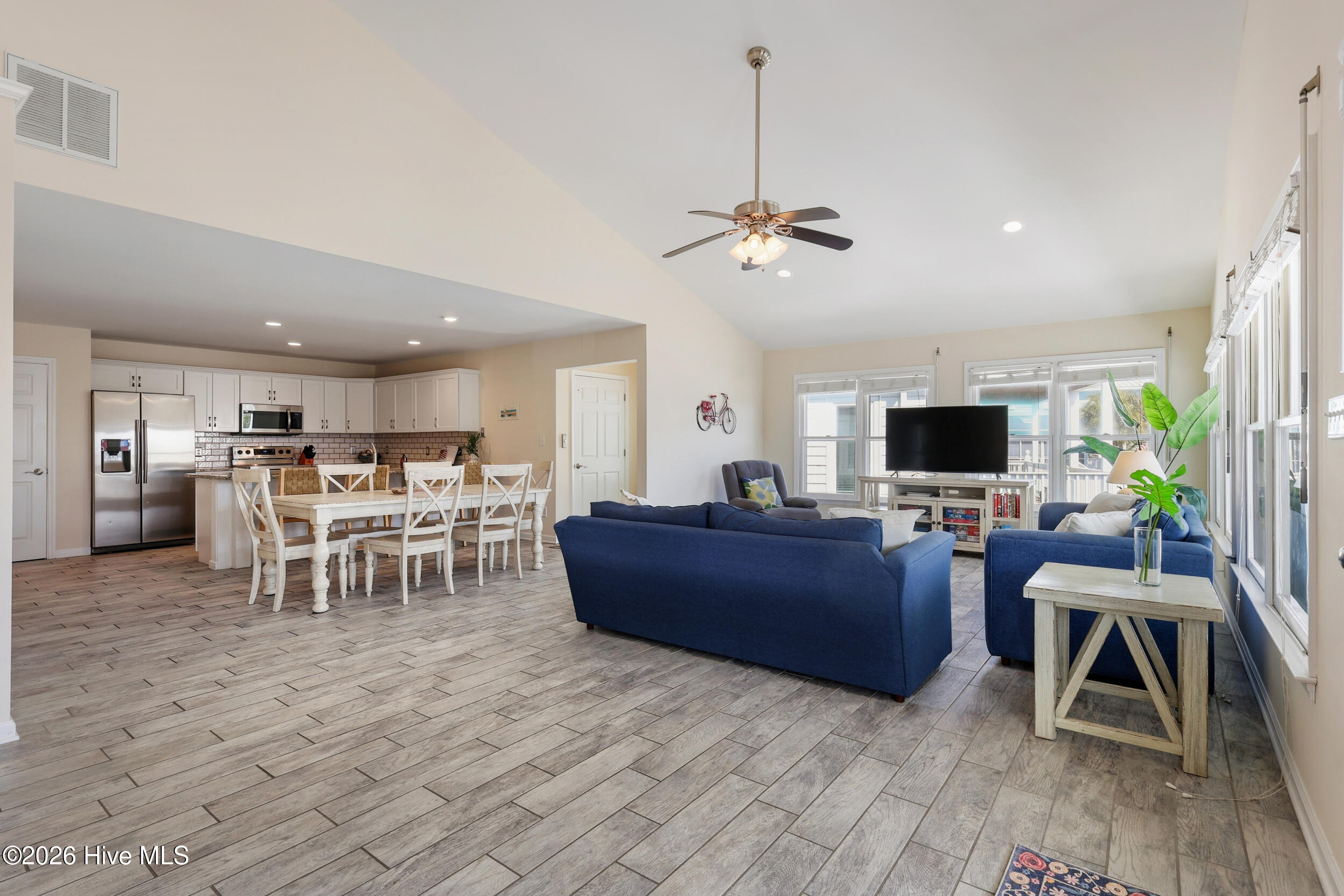 100561472 | Photo 13