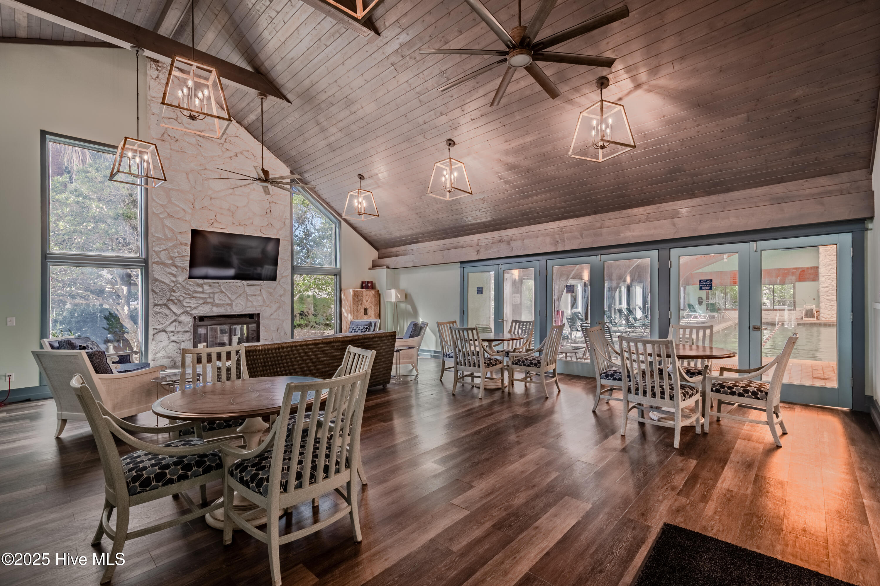 100535213 | Photo 39