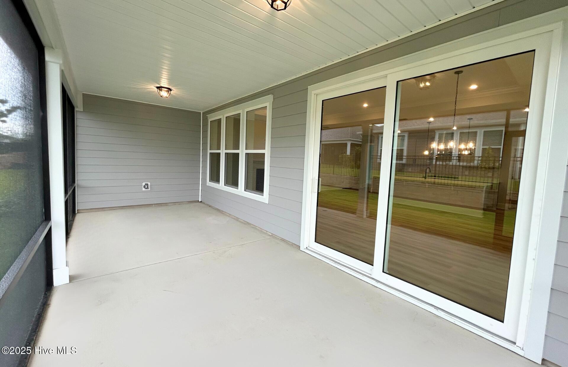 100502928 | Photo 18