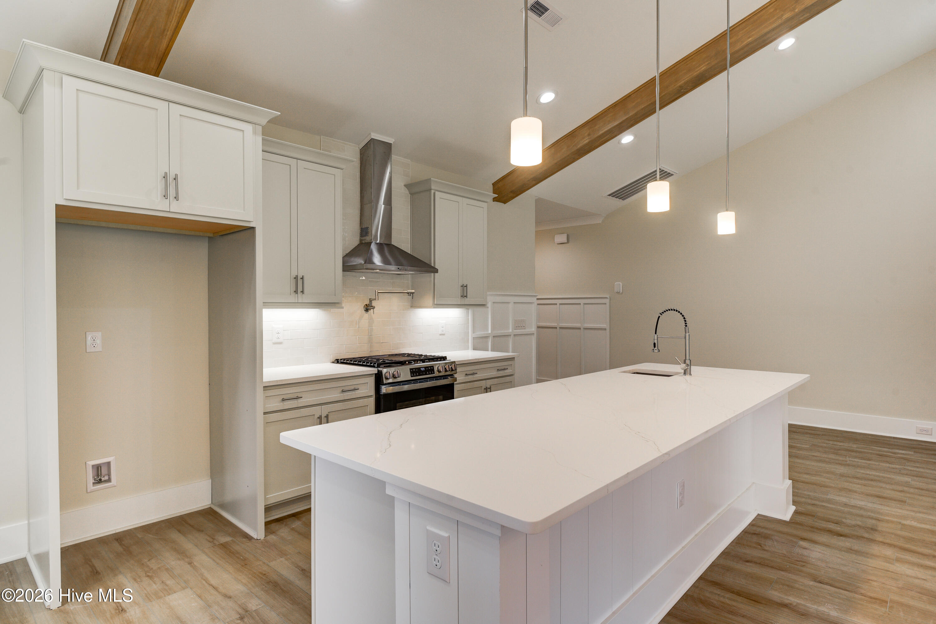 100547113 | Photo 13